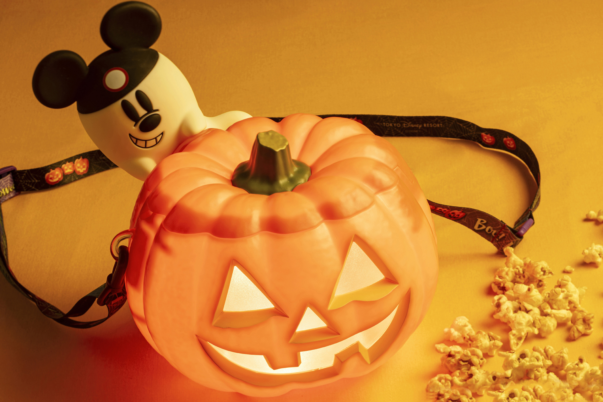 かぼちゃの形で光る「ポップコーン、バケット付き」（3200円）が今年も登場（提供：オリエンタルランド）