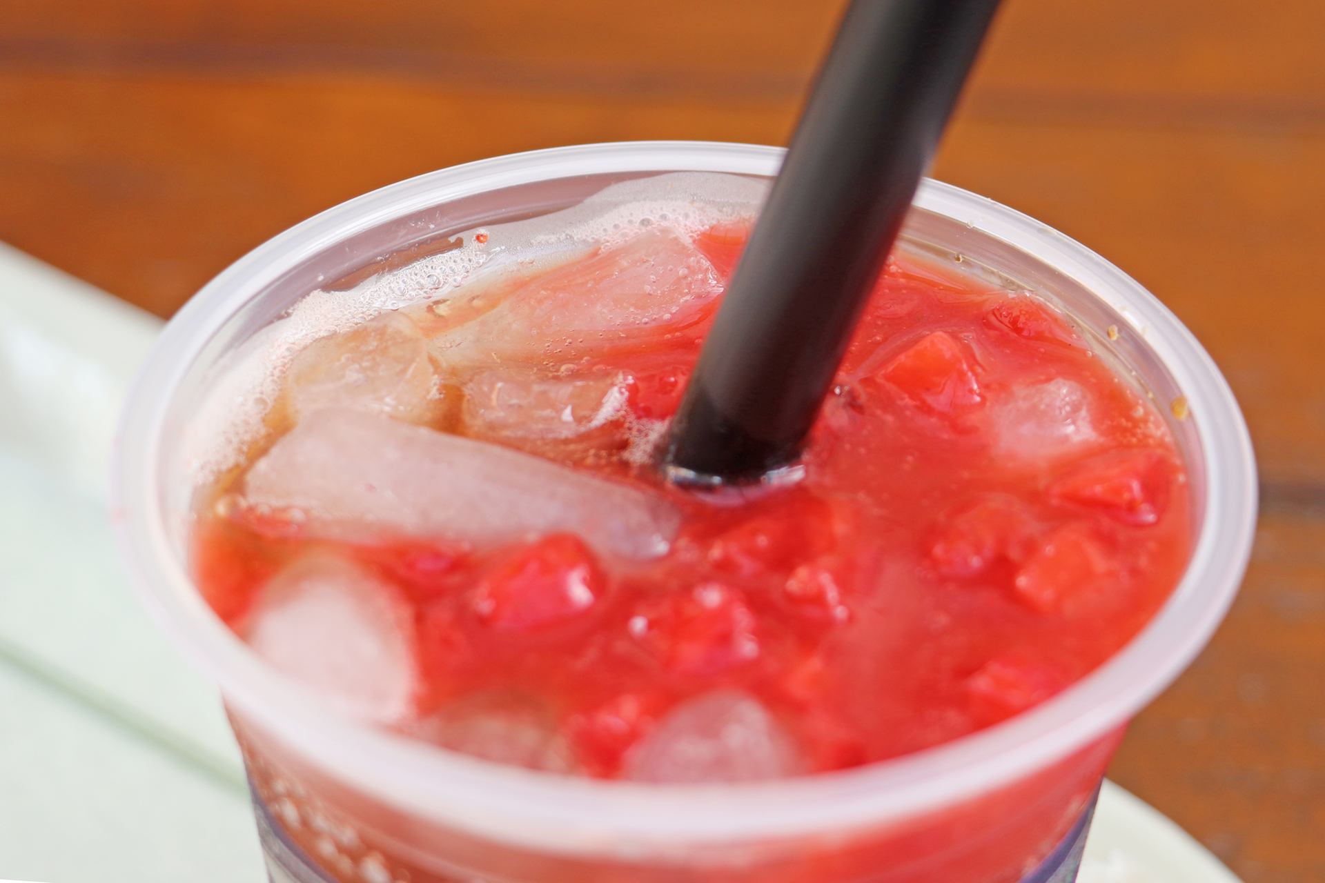 ストロベリーのダイスとゼリーがたっぷり乗っているので、よくかき混ぜてから飲む