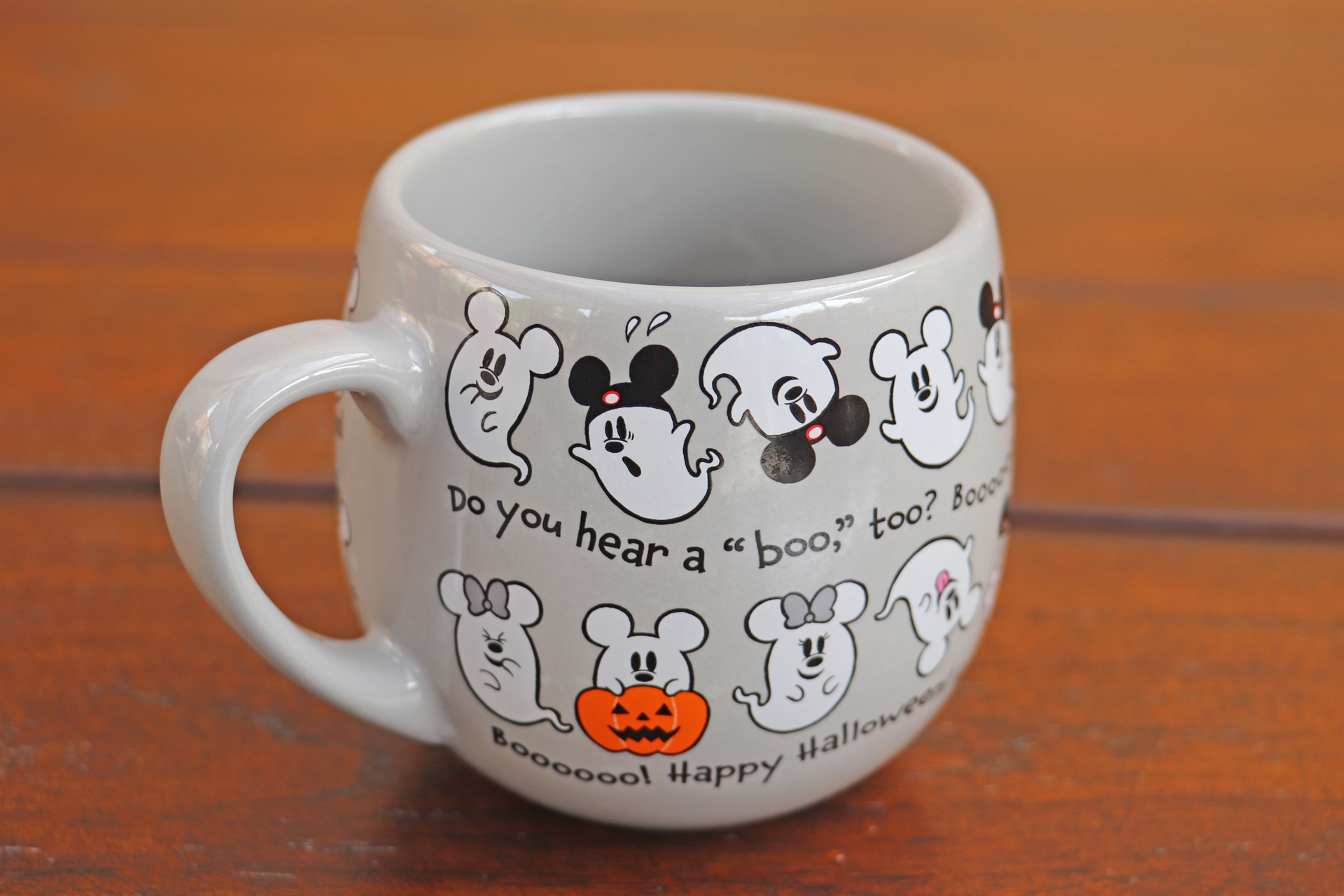 セットのスーベニアカップはかわいらしいゴーストがたくさん描かれたデザイン