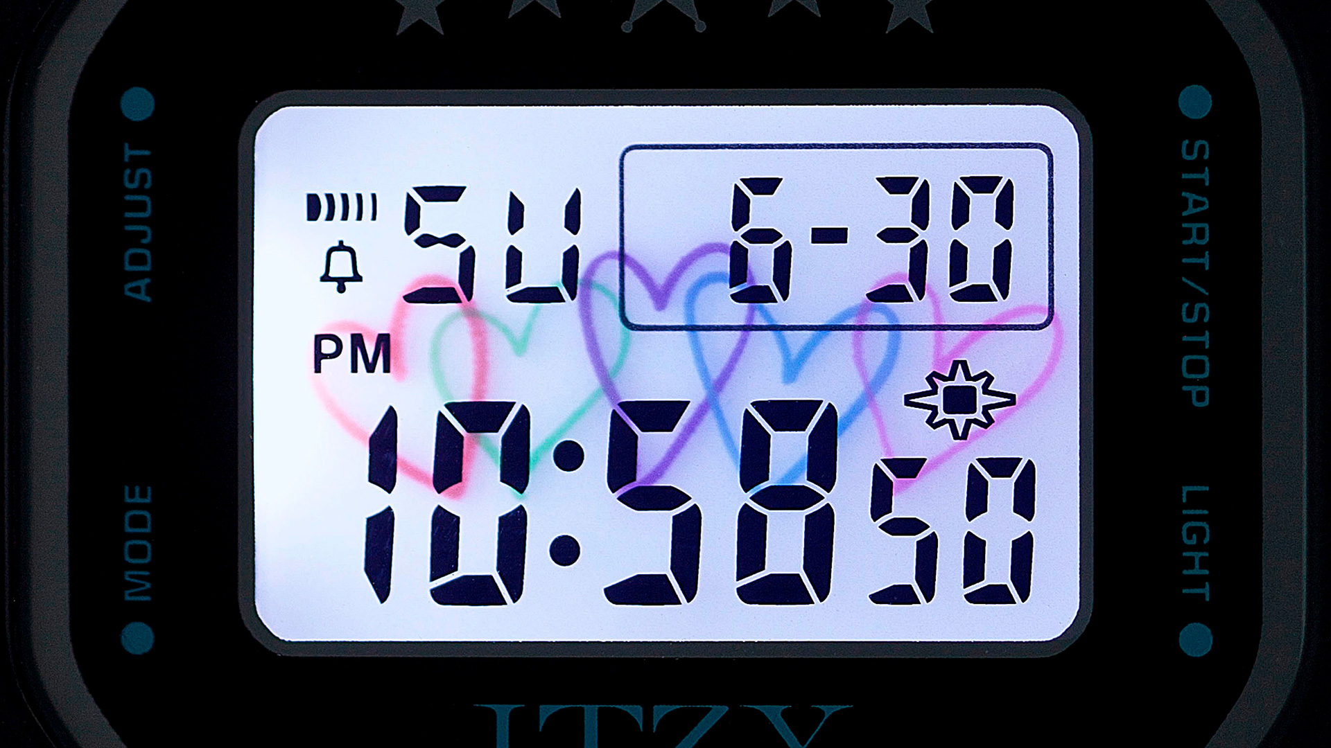 バックライトをつけるとメンバー手書きのハートマークが浮かび上がる