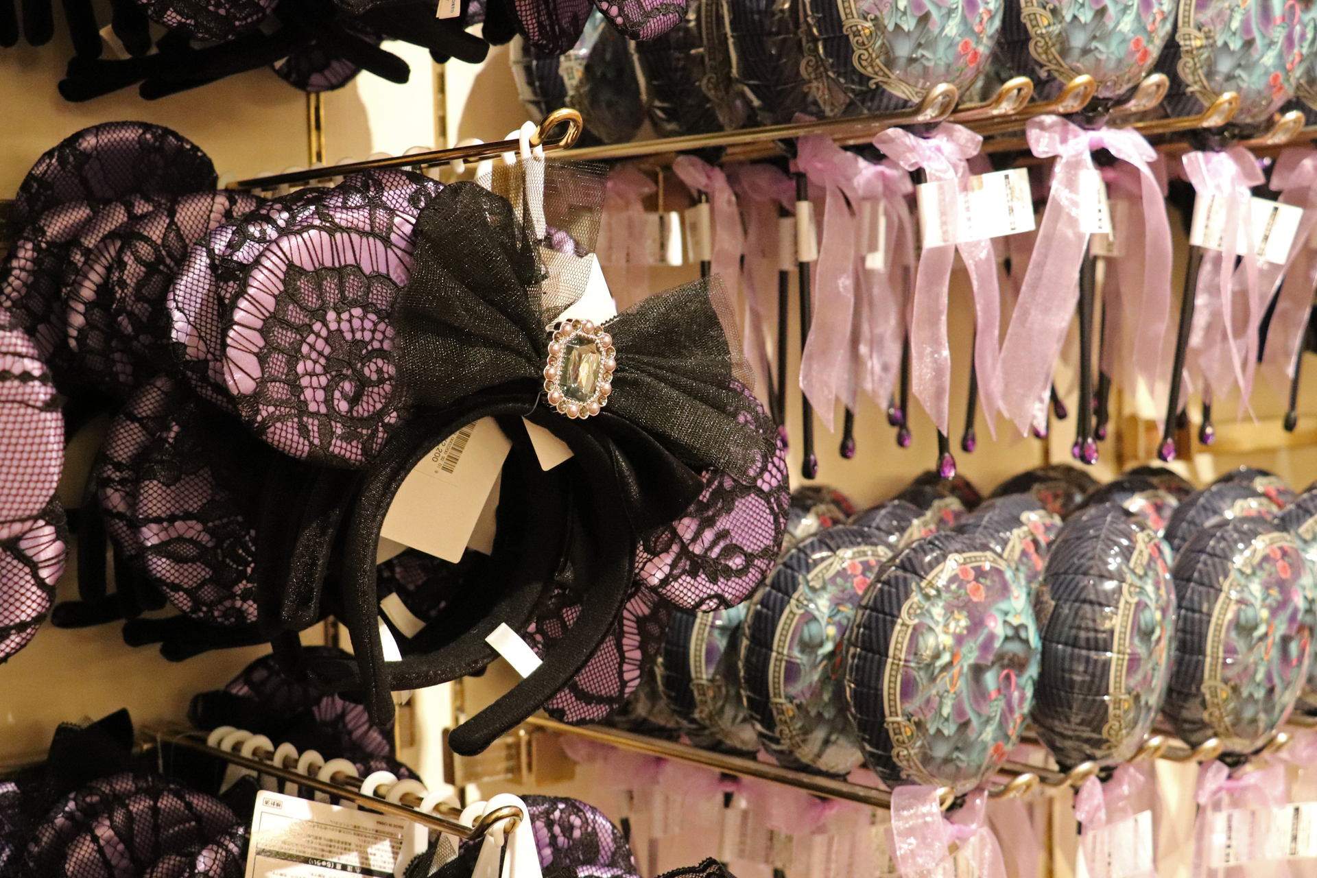 「カチューシャ」（2200円）や、「手持ちバルーン」（900円）もレースがデザインされたヴィランズ風