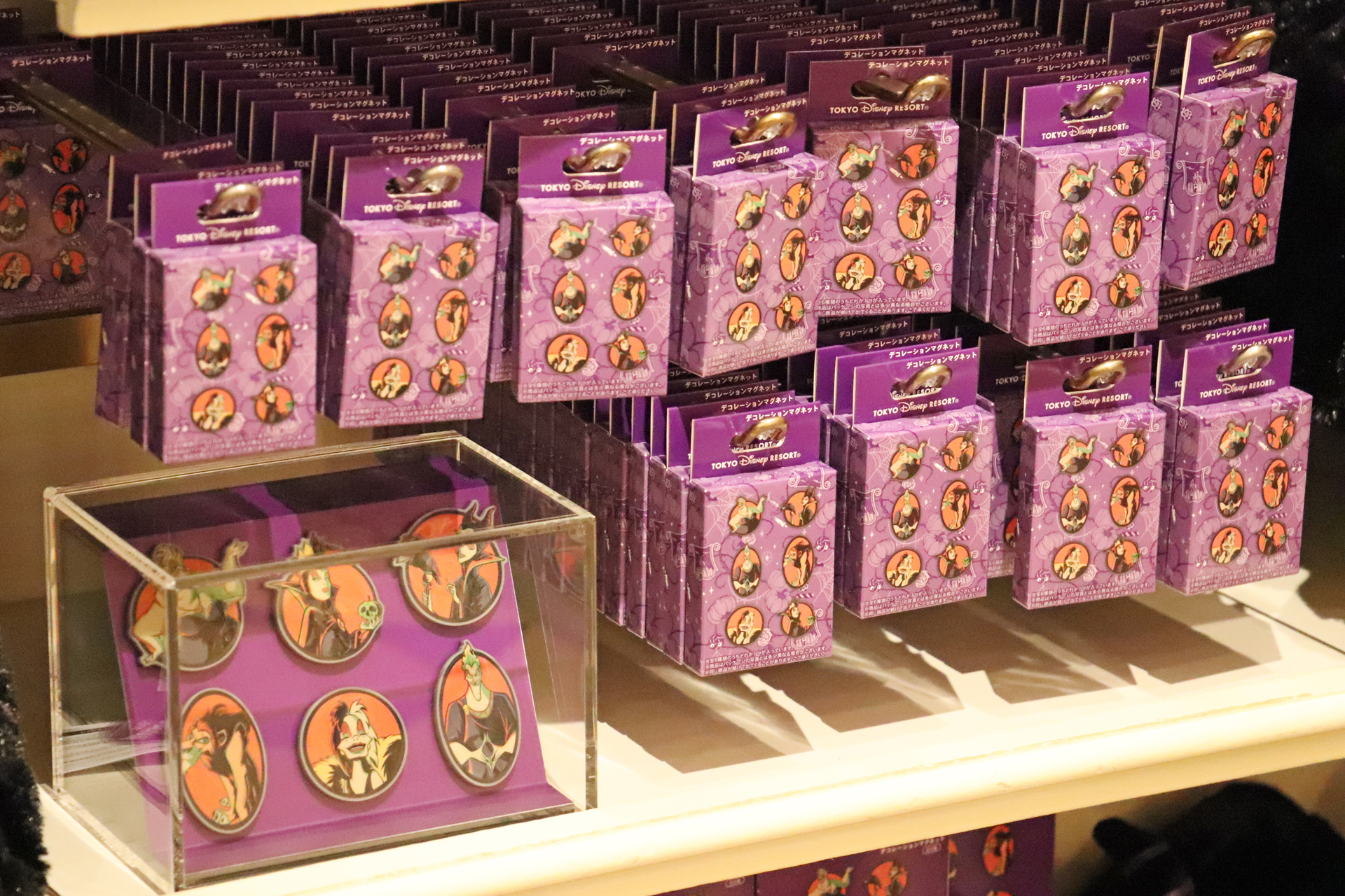 6人のヴィランズがそれぞれ描かれた「デコレーションマグネット」（1個1000円）