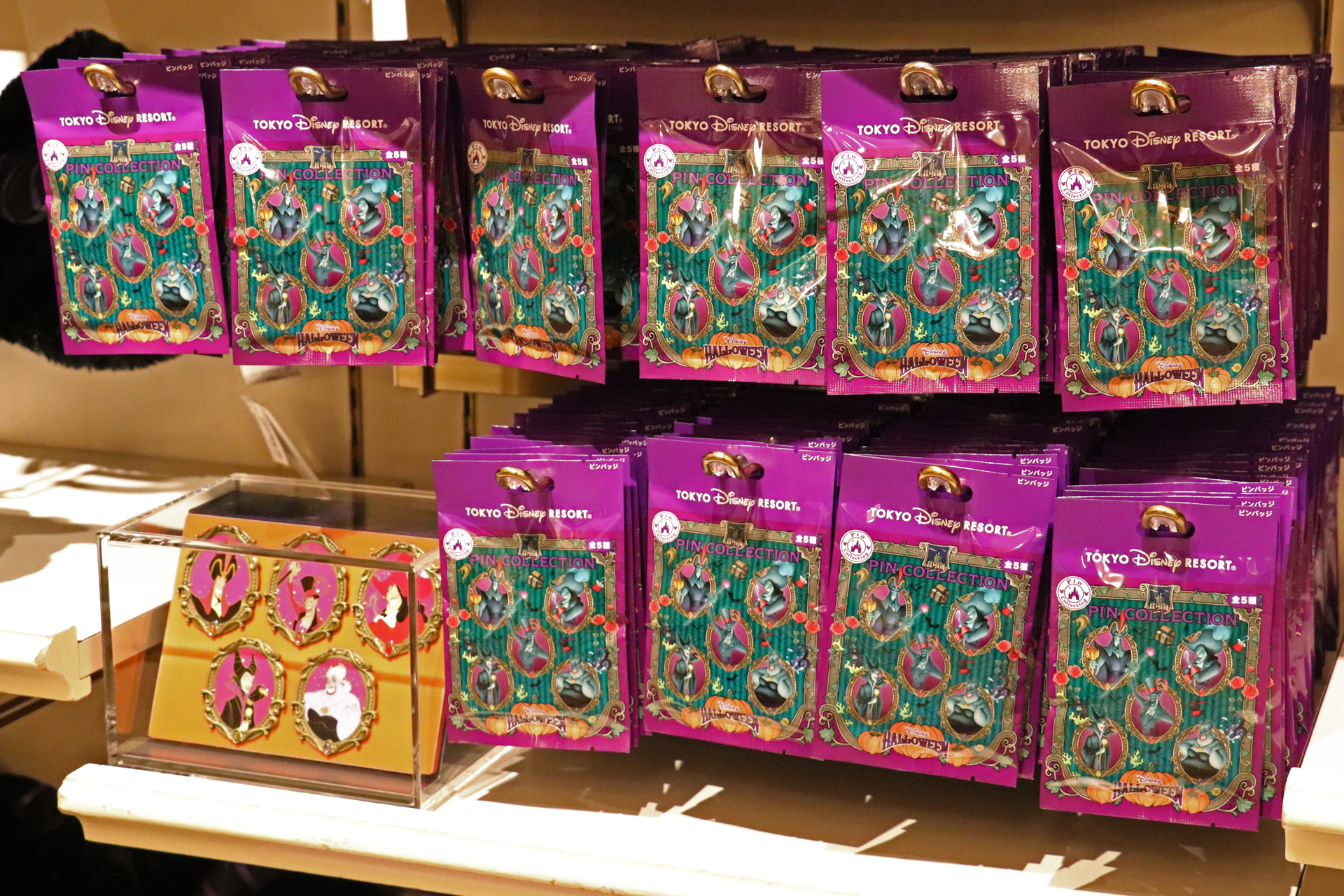 ヴィランズたちの豪華な「ピンバッジ」（1個1200円）は全5種類