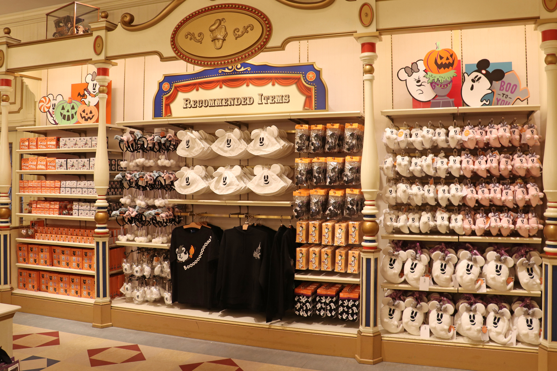 かわいいゴーストたちのグッズが充実。身につけグッズも多い