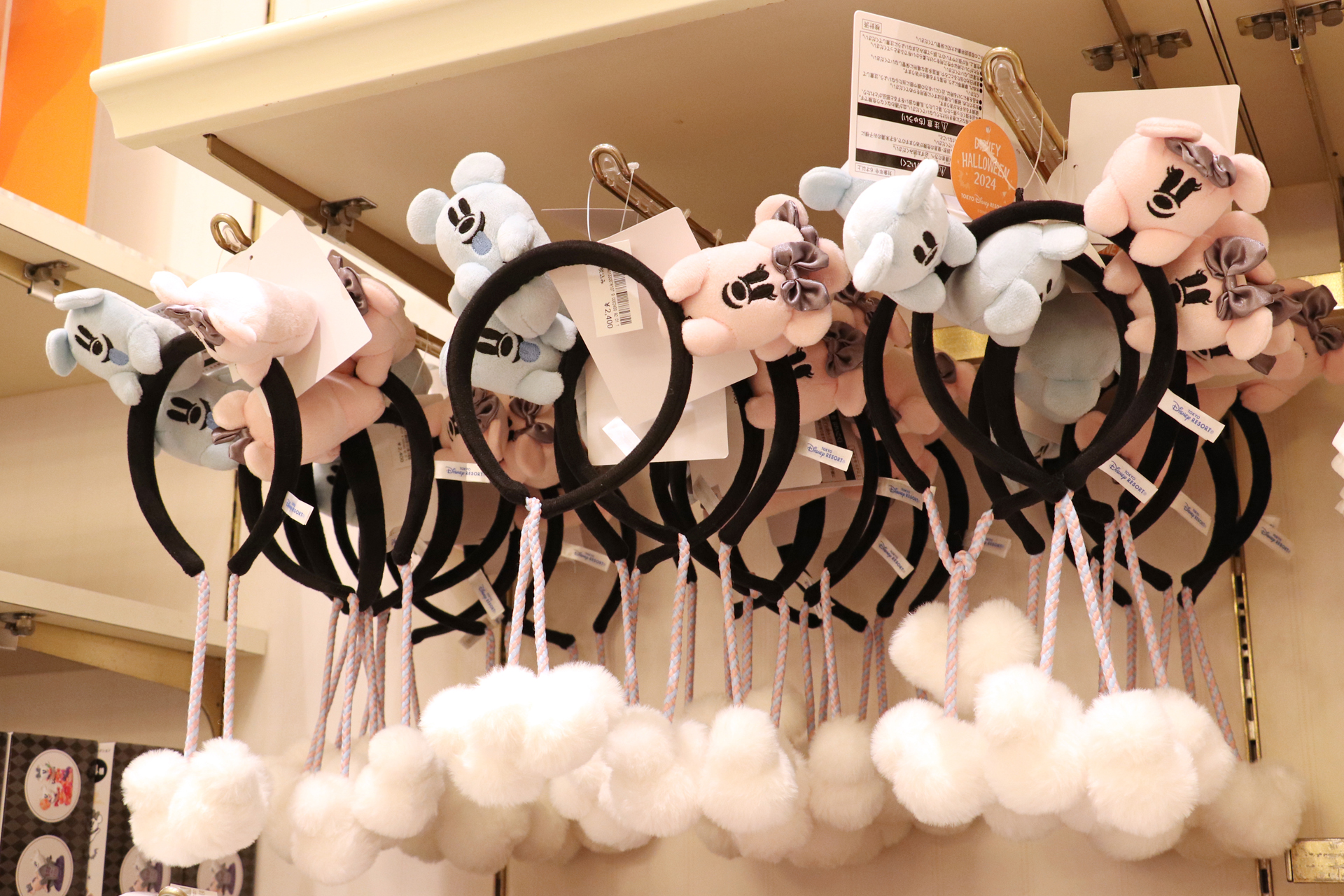 ブルーとピンクのゴーストが頭に乗った、かわいい「カチューシャ」（2400円）