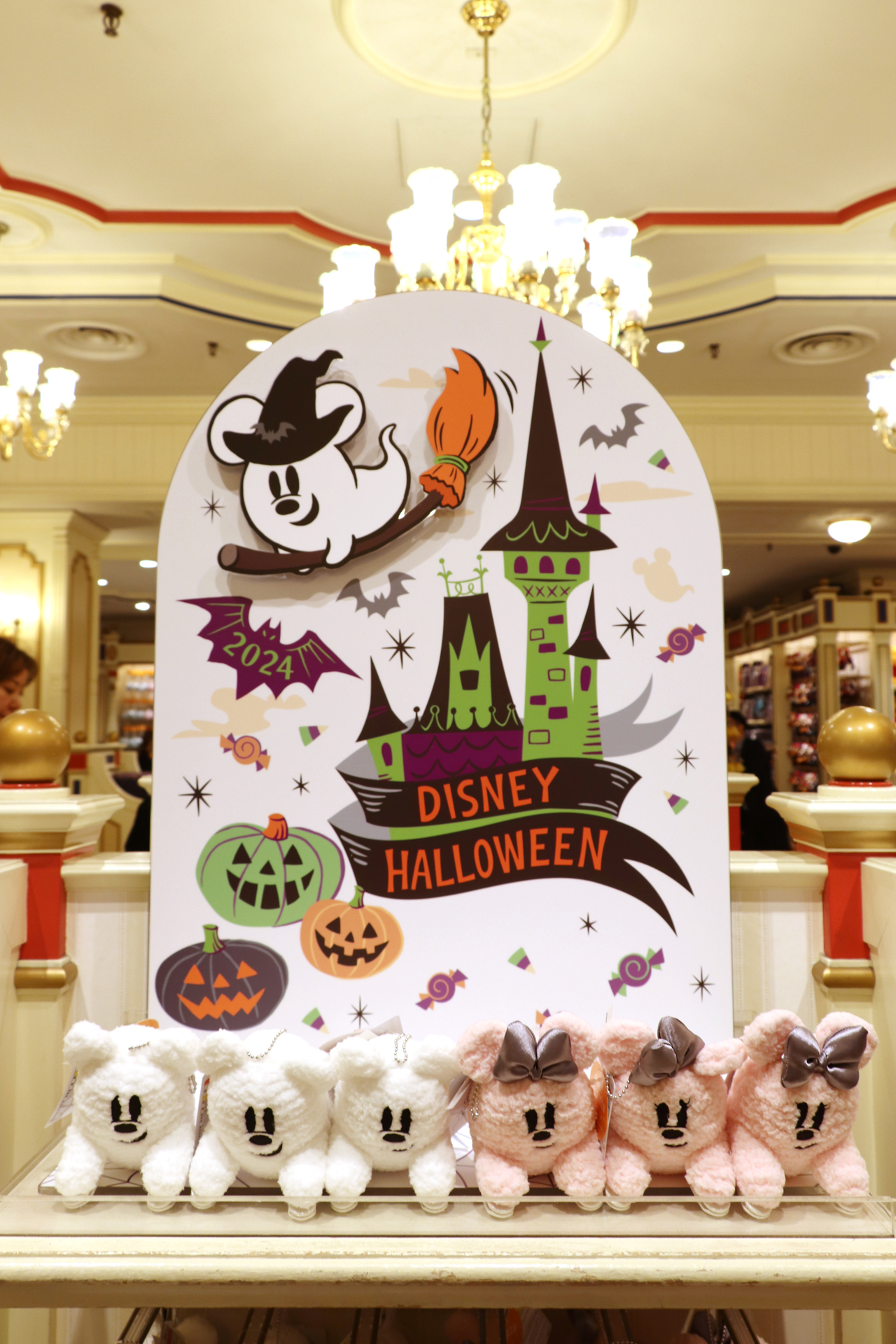 両パークで大人気の肩乗せグッズ「くっつきぬいぐるみ」（各2000円）。白とピンクのタイプがある