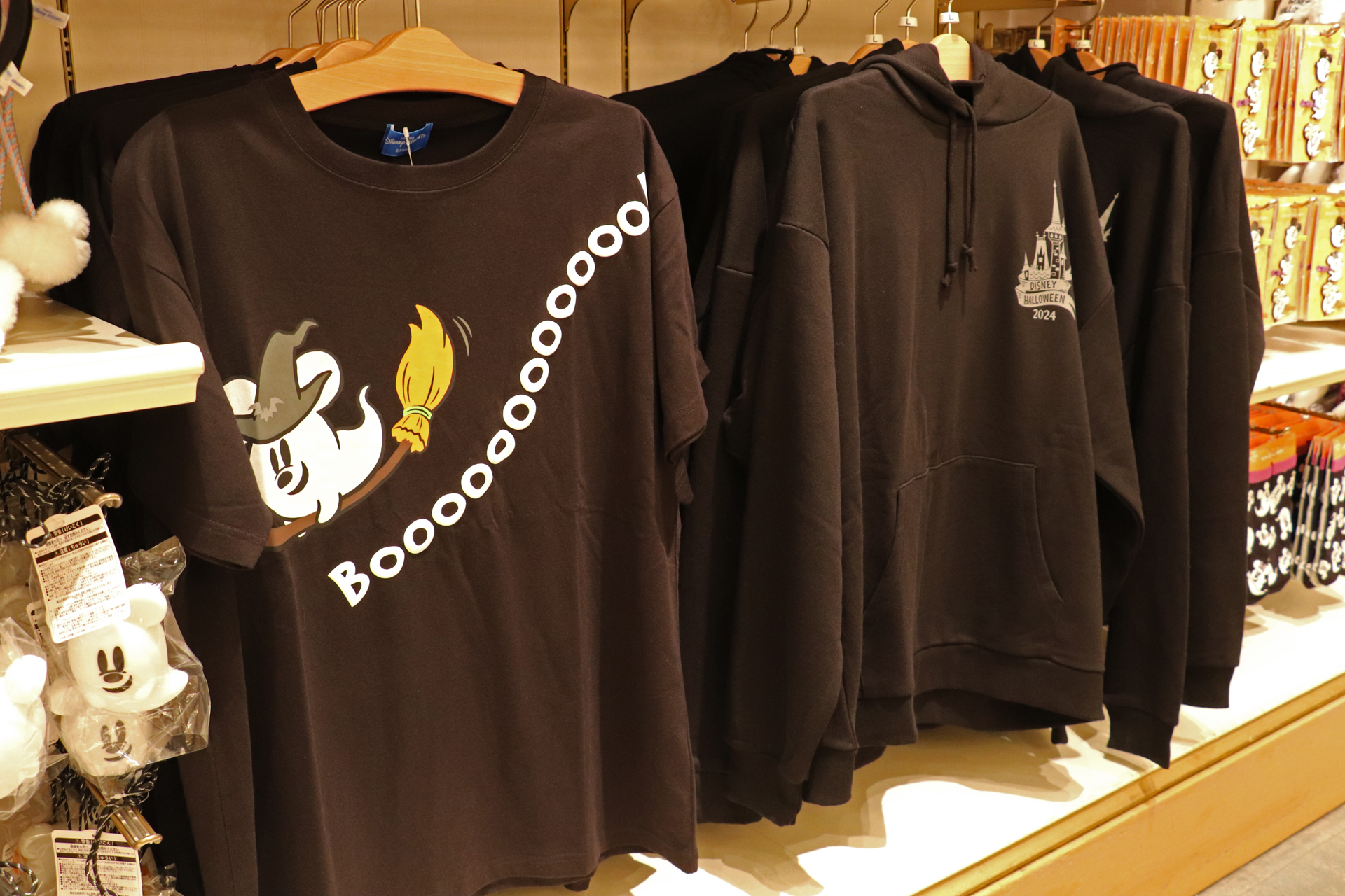 黒地にかわいいキャラクターが目立つ「Tシャツ」（4300円）や「パーカー」（5900円）も登場（どちらもM・Lサイズ）