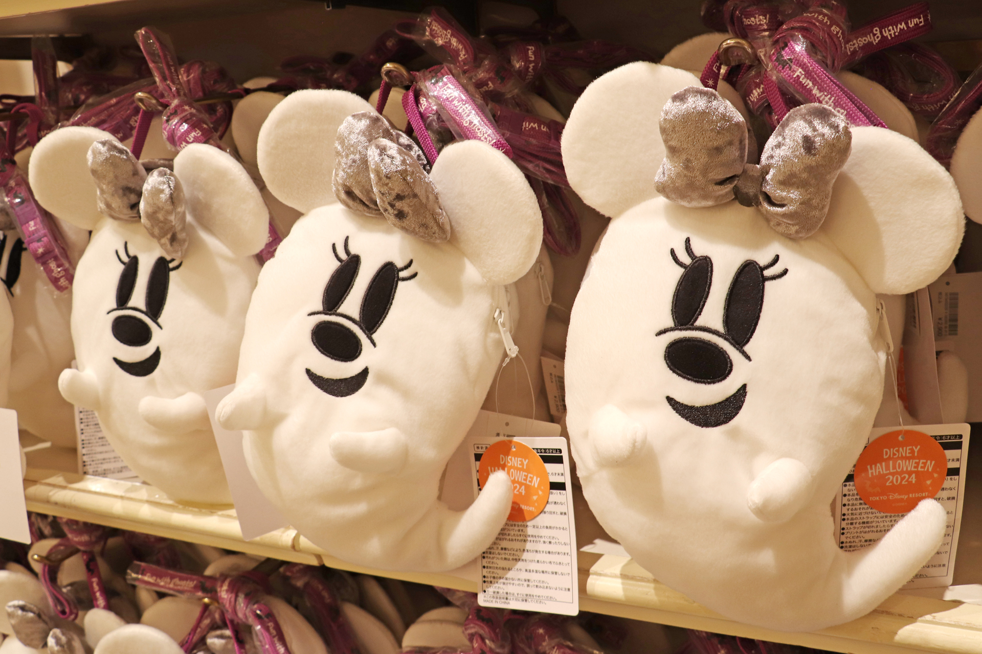 ゴーストの形の存在感あるサイズの「ショルダーバッグ」（2900円）