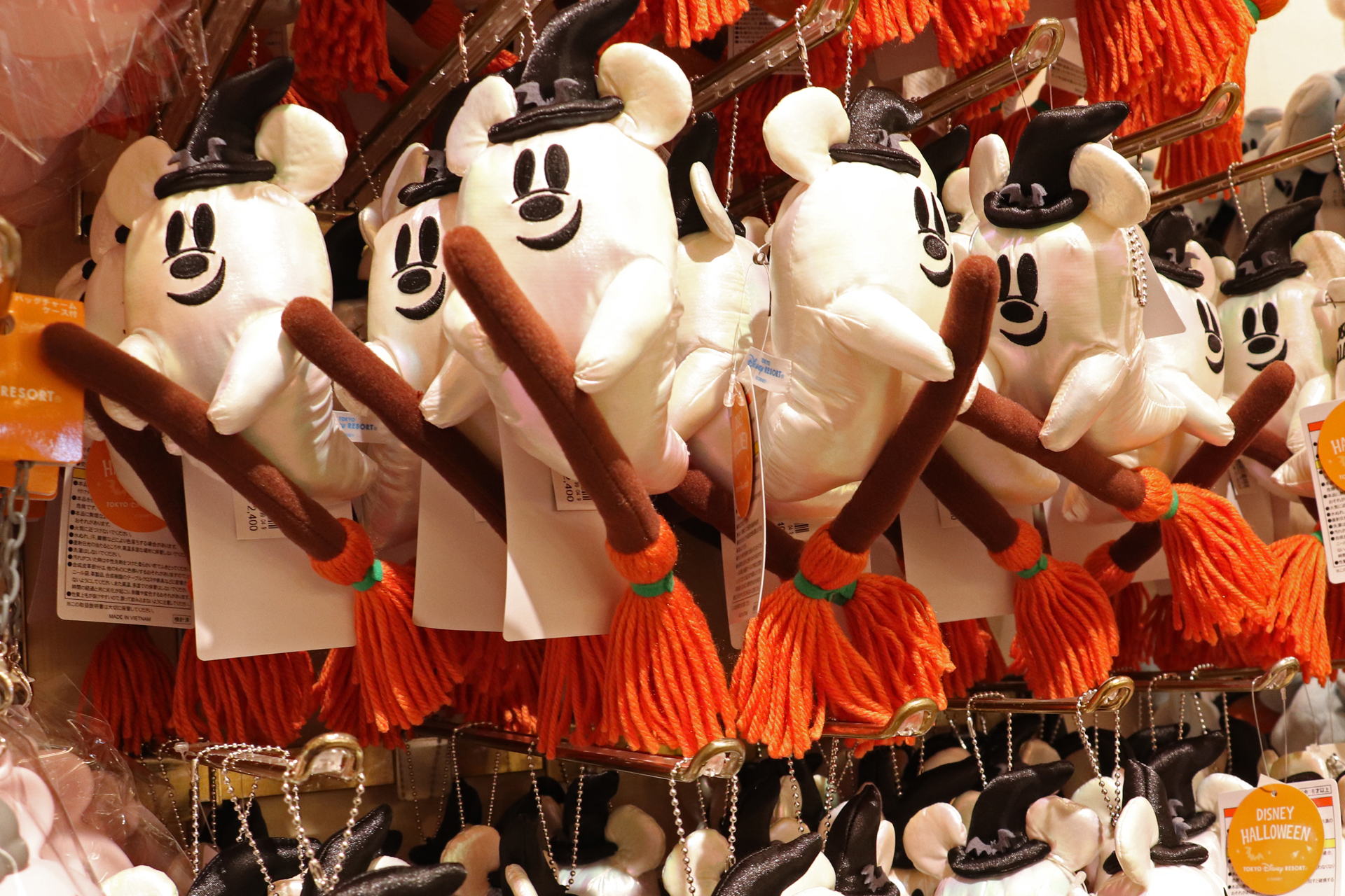 ほうきに乗った大きめの「ぬいぐるみバッジ」（2400円）