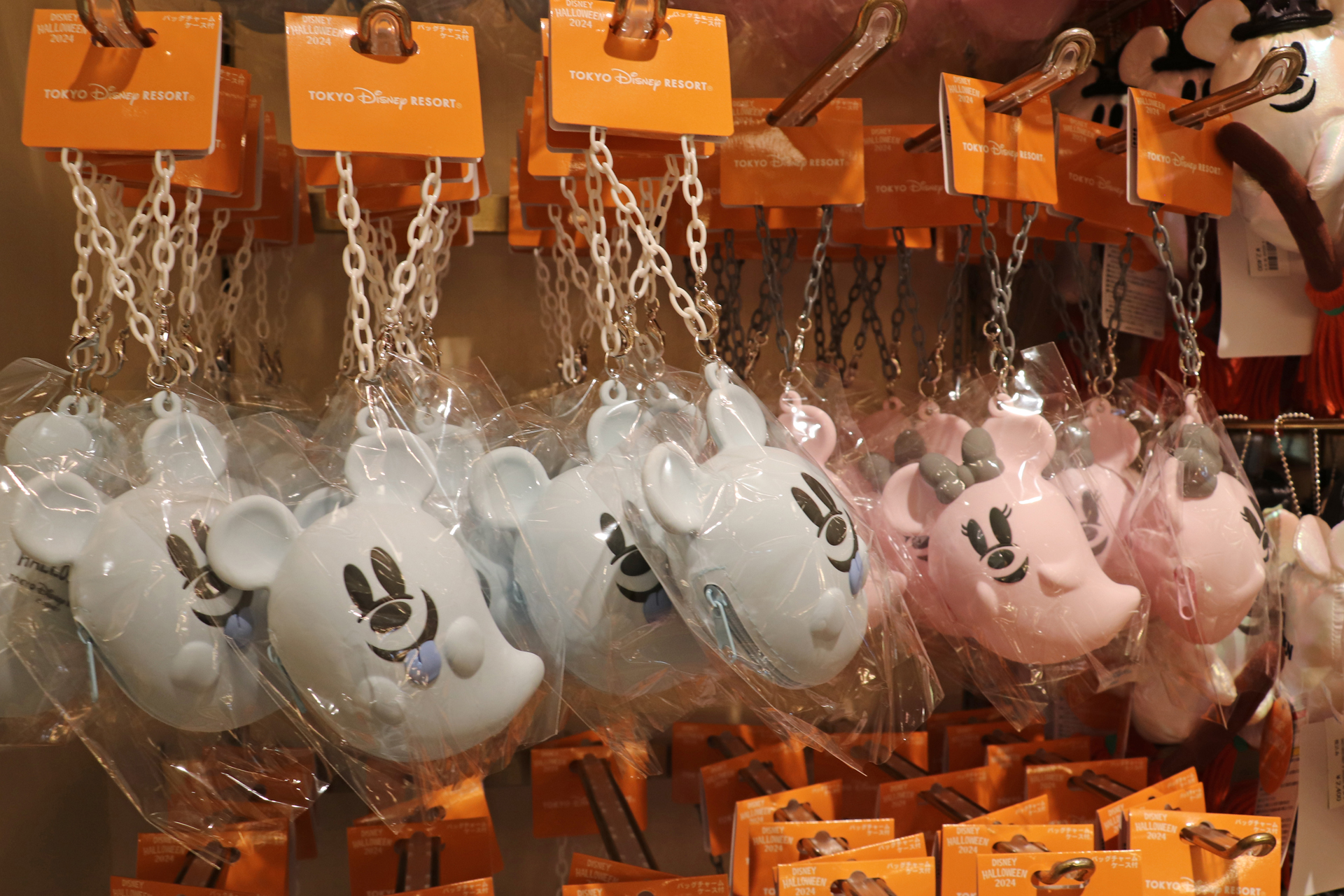 小物入れにもなるシリコンケース付きの「バッグチャーム」（1500円）