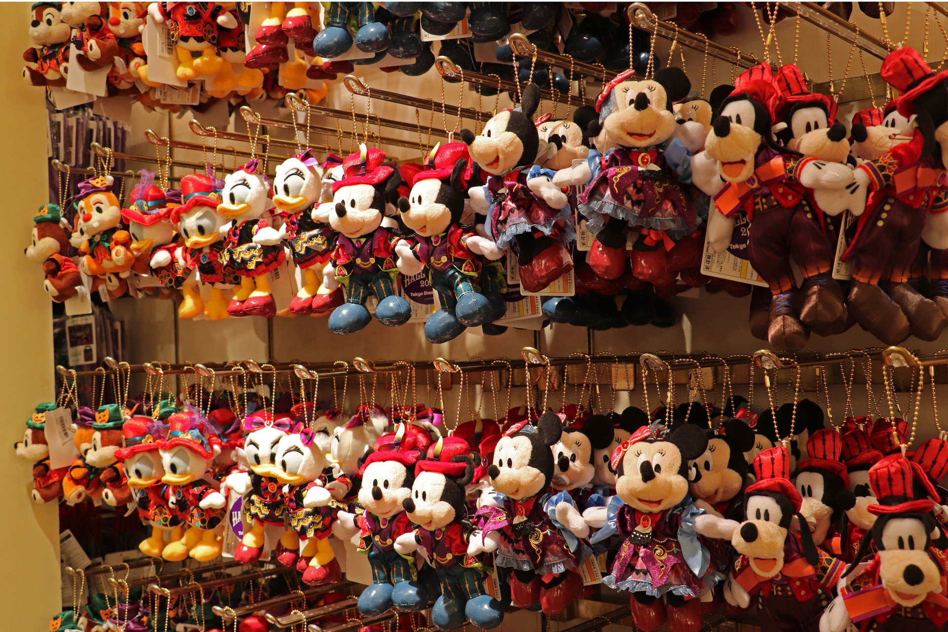 「ザ・ヴィランズ・ハロウィーン“Into the Frenzy”」の衣装を着たキャラクターたちの「ぬいぐるみバッジ」（2600円）