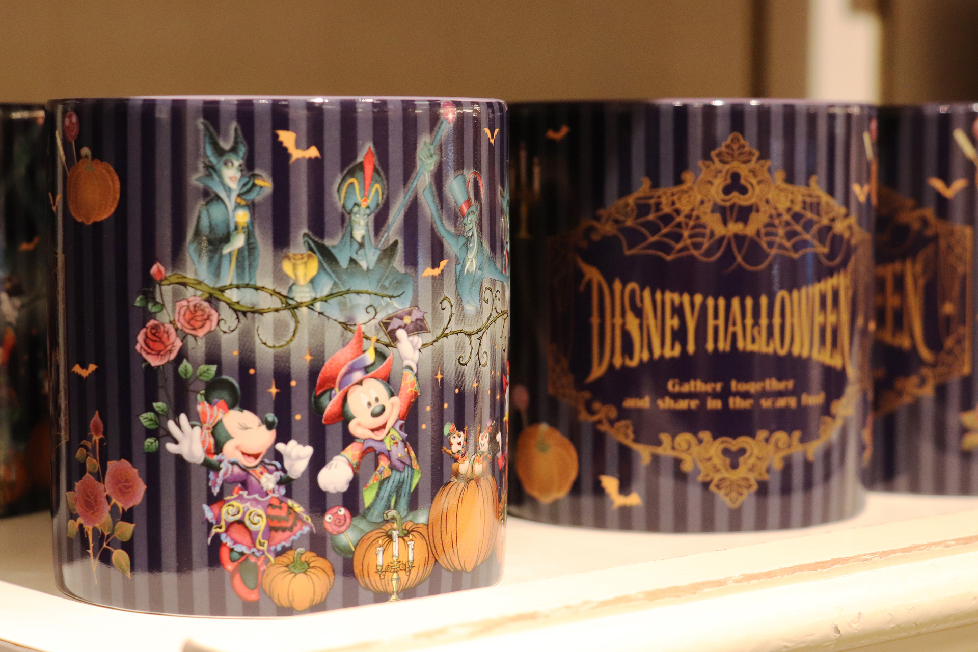 大きめサイズの「マグカップ」（2100円）にはキャラクターたちが勢ぞろい