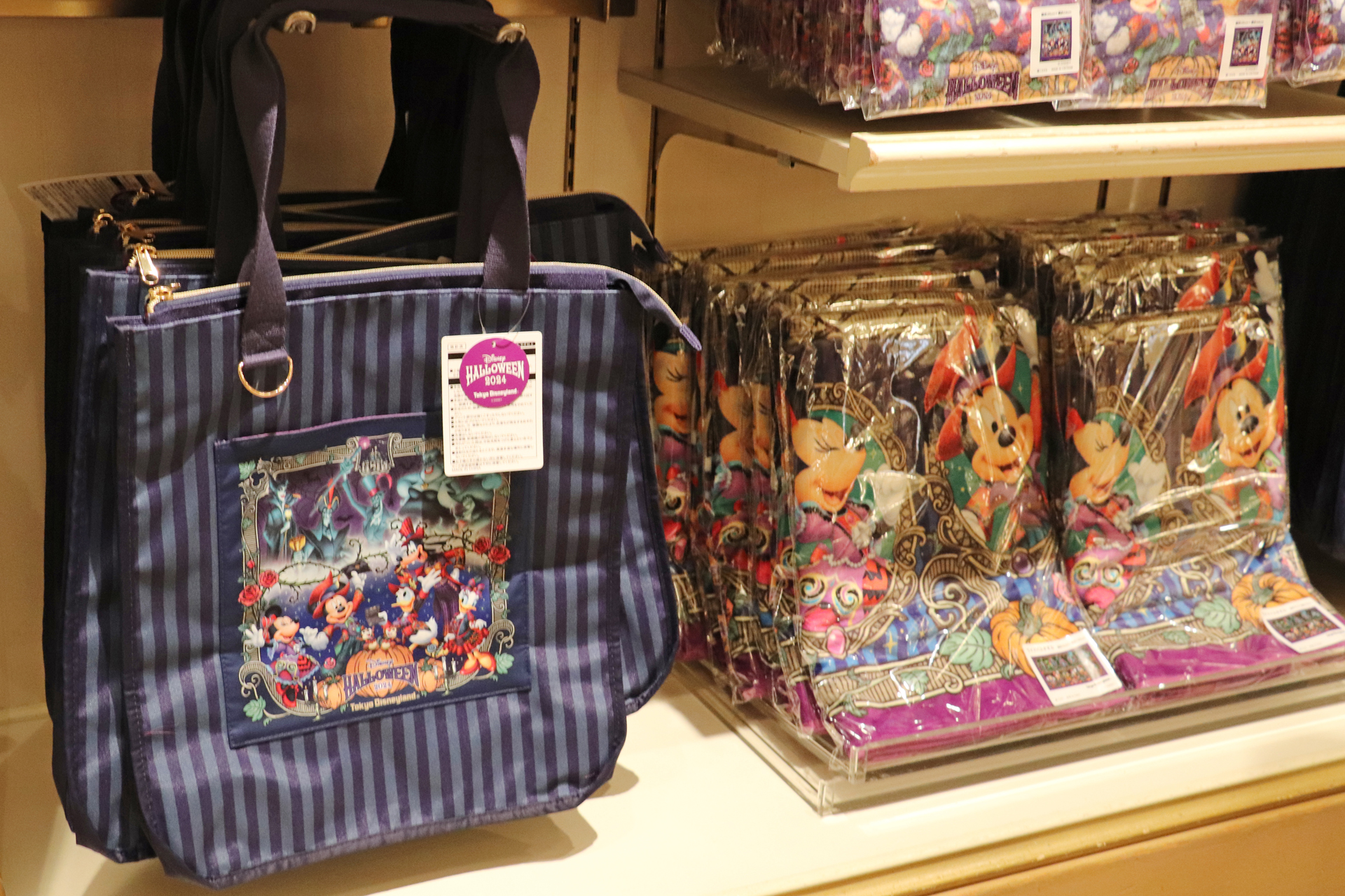 ストライプ柄の「トートバッグ」（4900円）はマチもあってしっかりした作り。「ワイドバスタオル」（3800円）は絵柄が豪華で飾っても