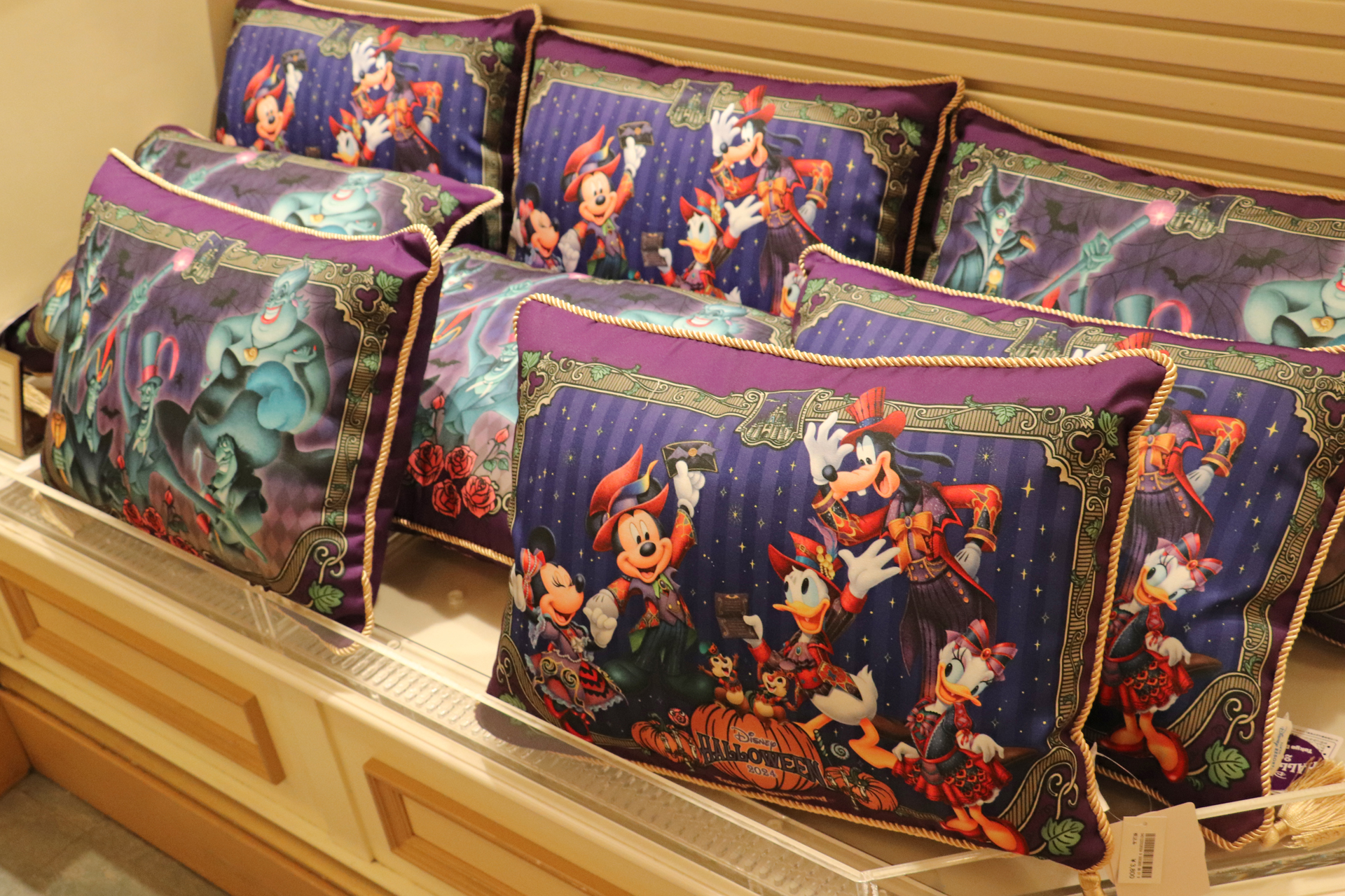 金色の縁取りやフリルが豪華な「クッション」（3800円）も存在感抜群。ヴィランズとミッキーマウスたちが裏表で切り替えられる