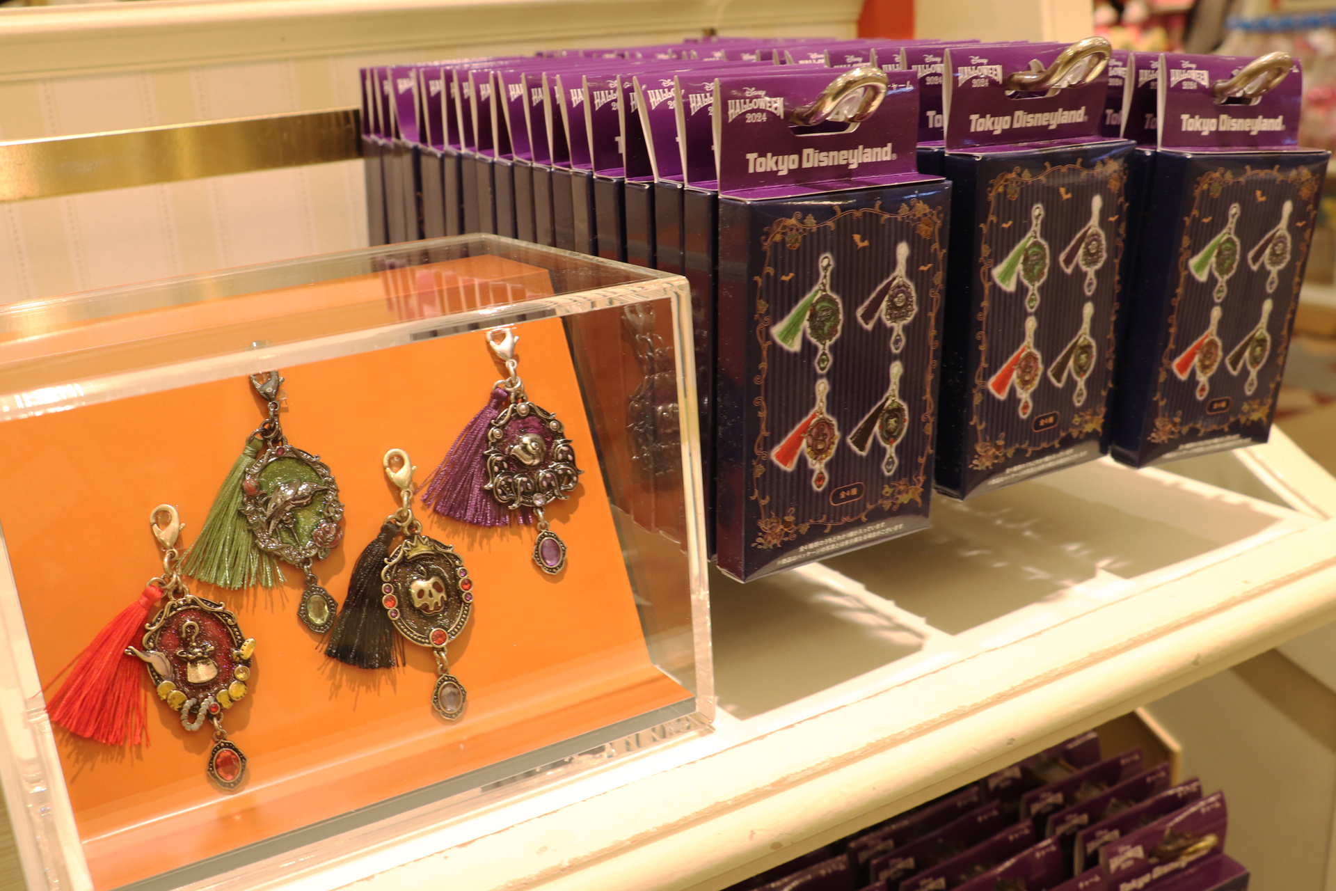 ヴィランズたちを象徴するアイテムが描かれた「チャーム」（1個1000円）はどれかひとつがランダムで入っている