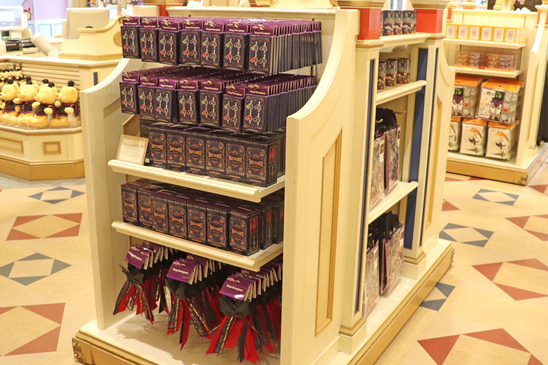 「チャームセット」（4000円）（中段）、「シュシュ」（2000円）（下段）など別ブロックに並んでいるグッズも