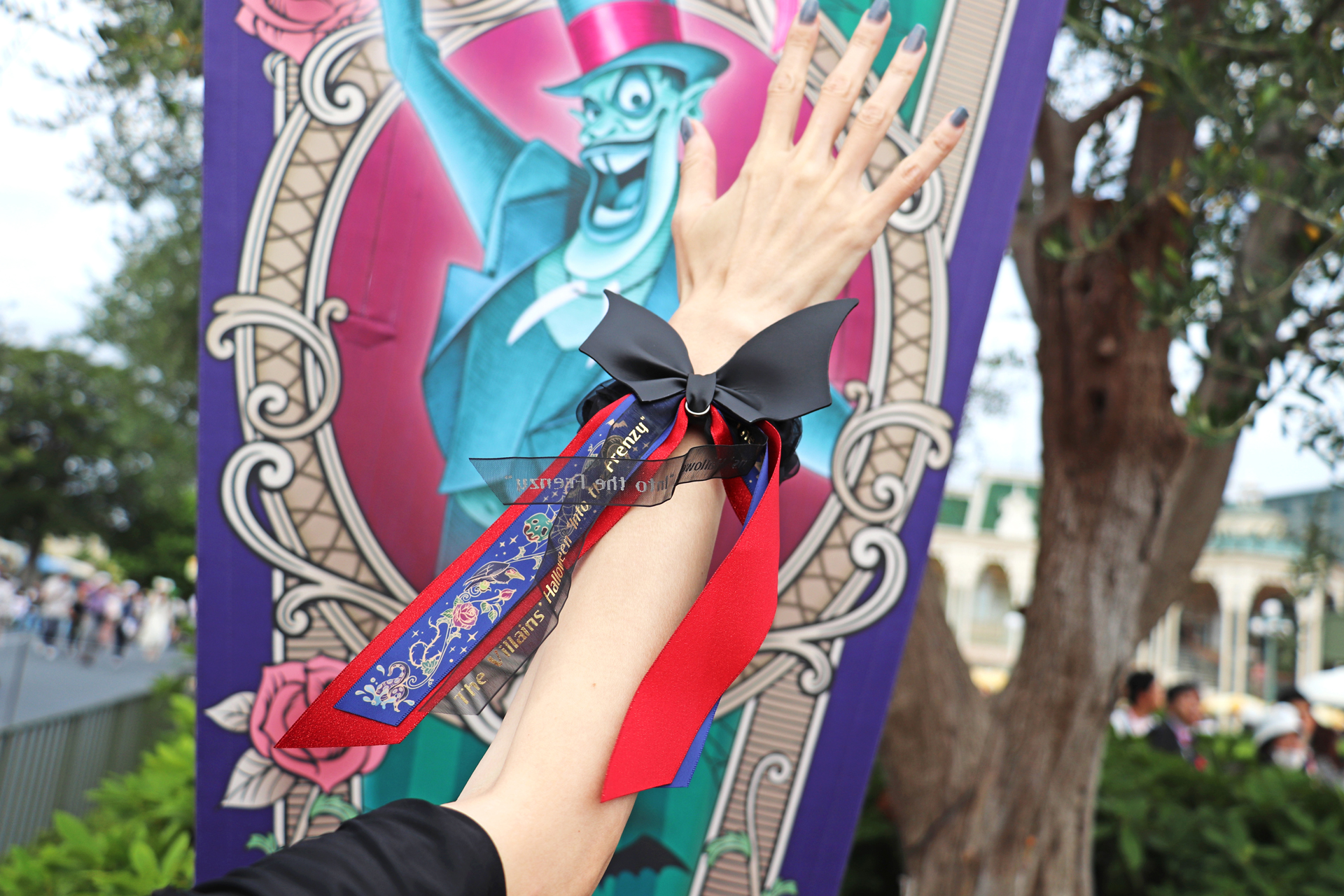 「シュシュ」（2000円）は手首につけてパレードで使いたい。コウモリ型の結び目リボンもヴィランズをイメージした柄の豪華な作り