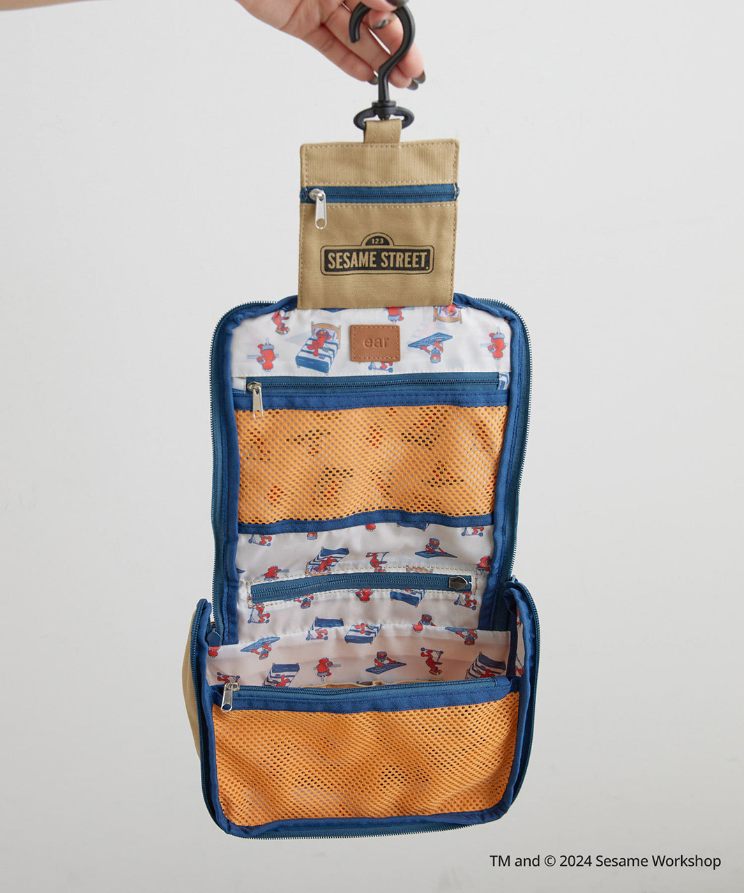 フックが付いていて吊り下げて小物を整理できる