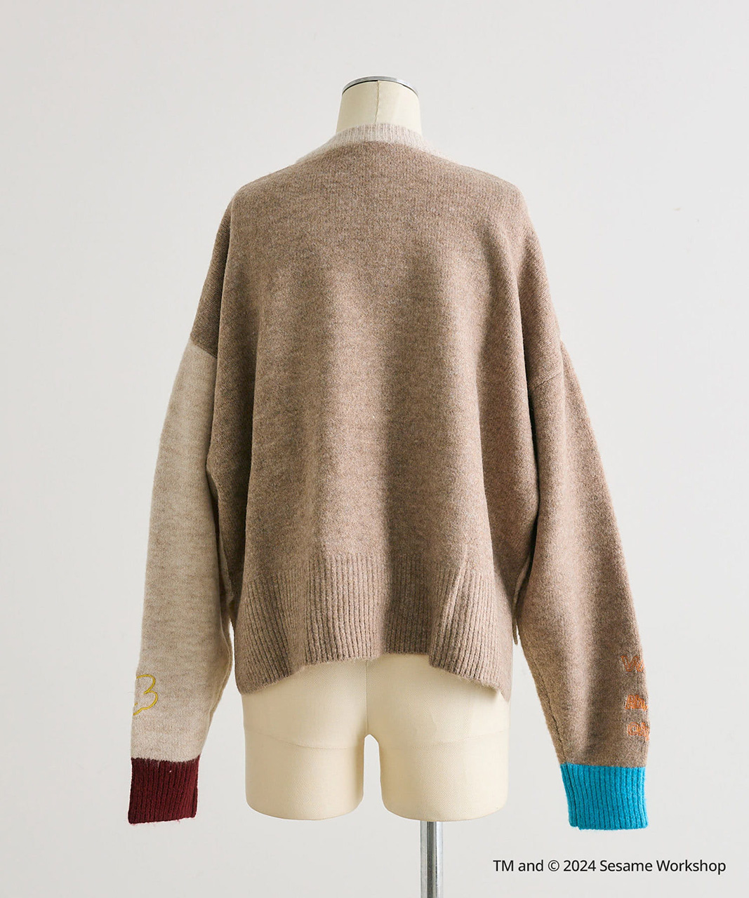 前後で身頃の色が違うデザイン