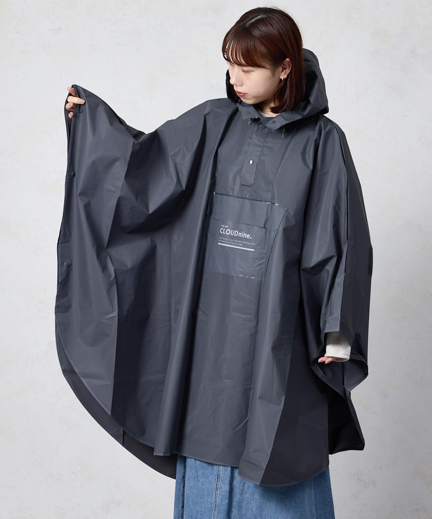 「ユニセックスレインポンチョ」（880円）