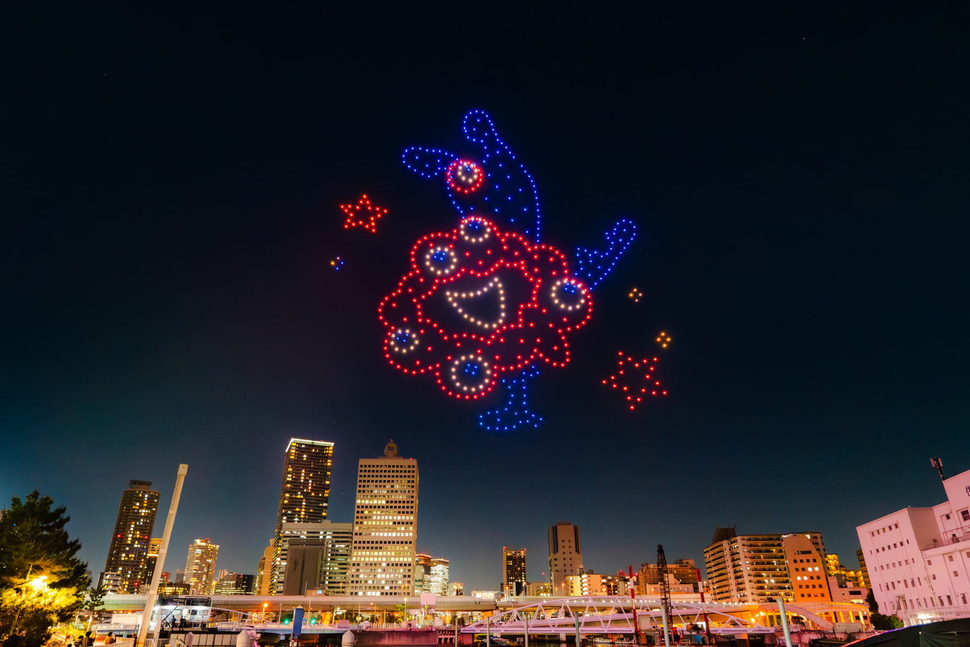 「大阪・関西万博」開幕半年前のスペシャルドローンショー開催。写真は5月に行なった開幕1年前ドローンショー