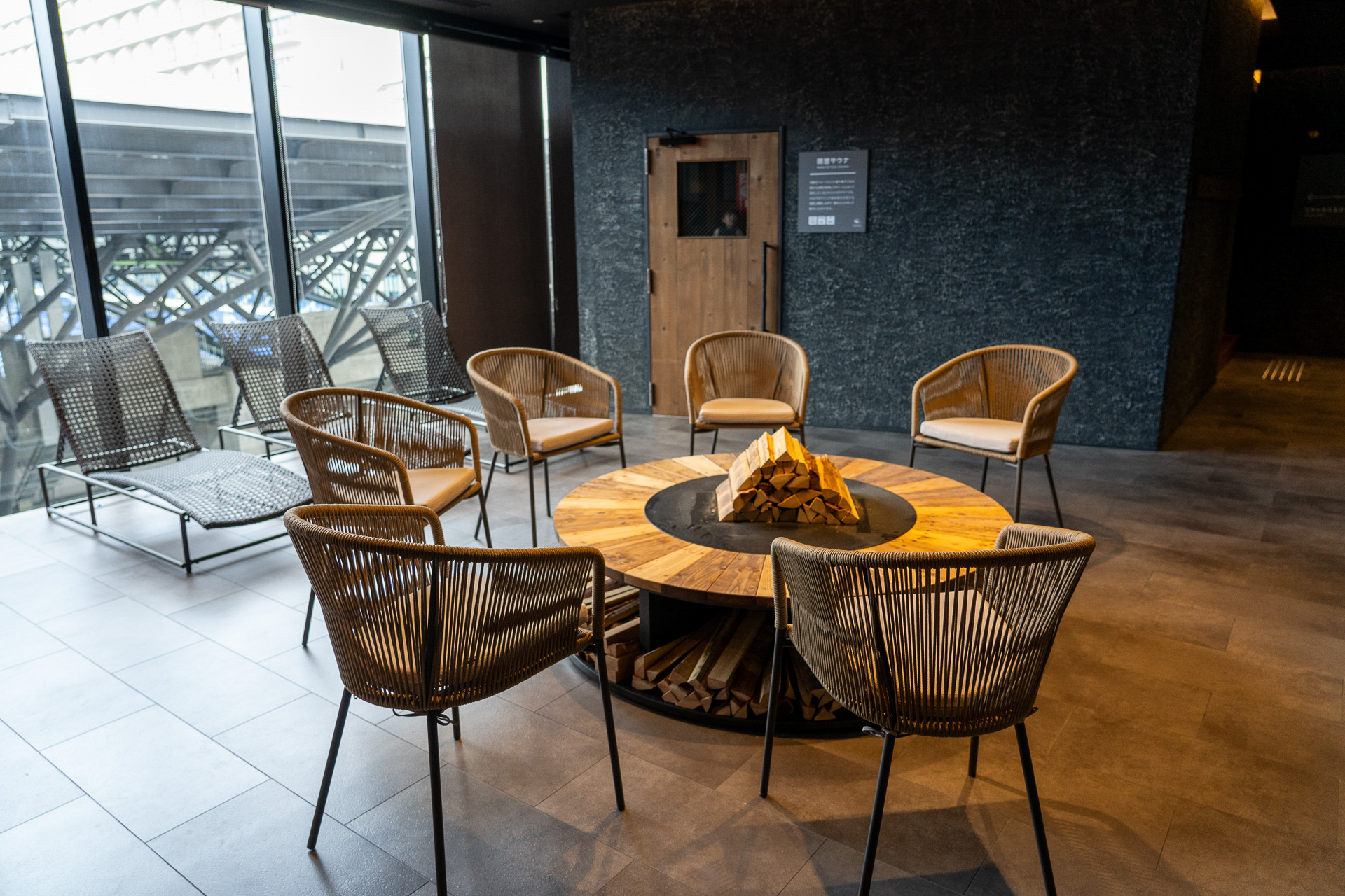 6階は館内着・水着着用で男女一緒に楽しめるサウナエリア（別途料金）