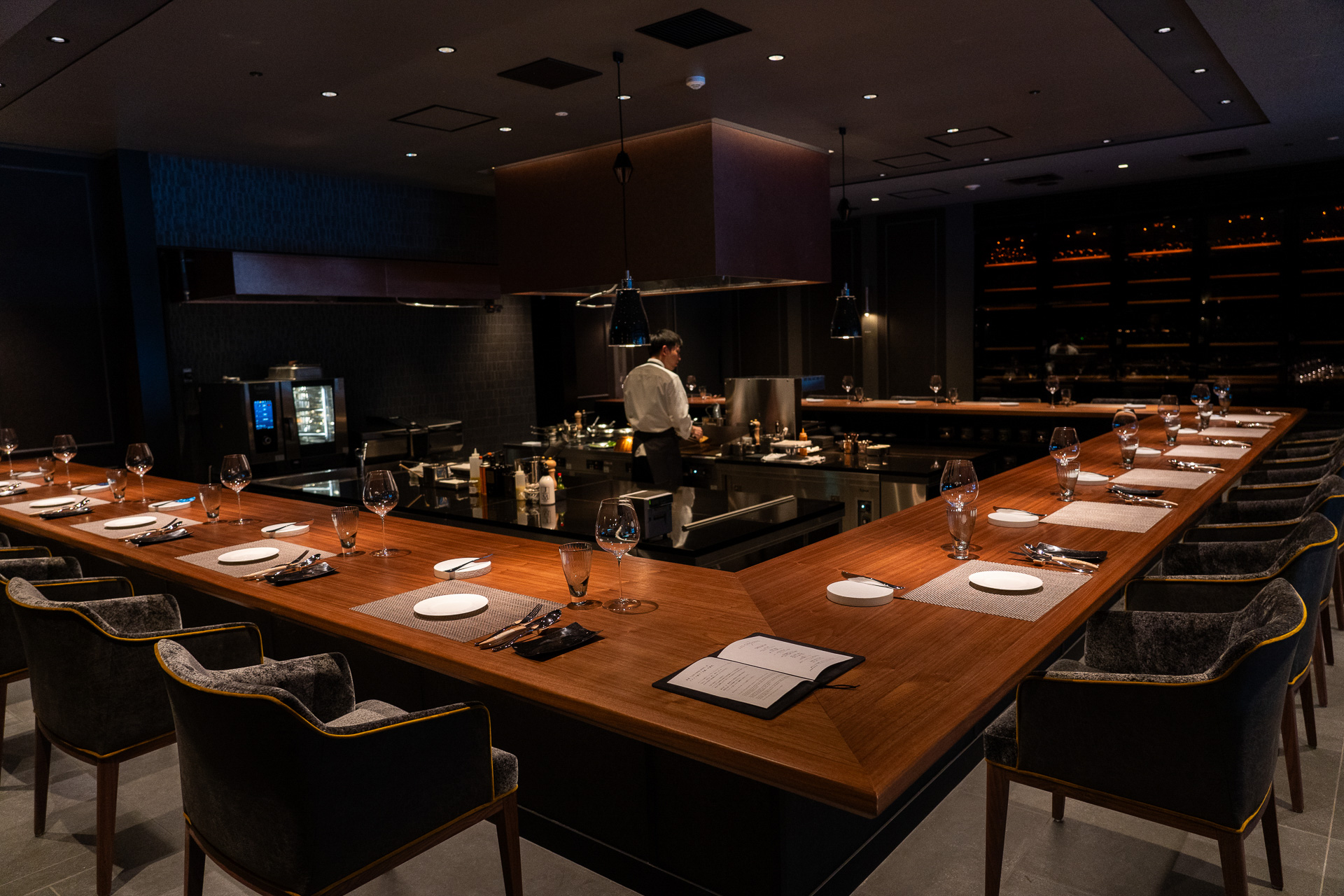 店内はコの字形のカウンター席