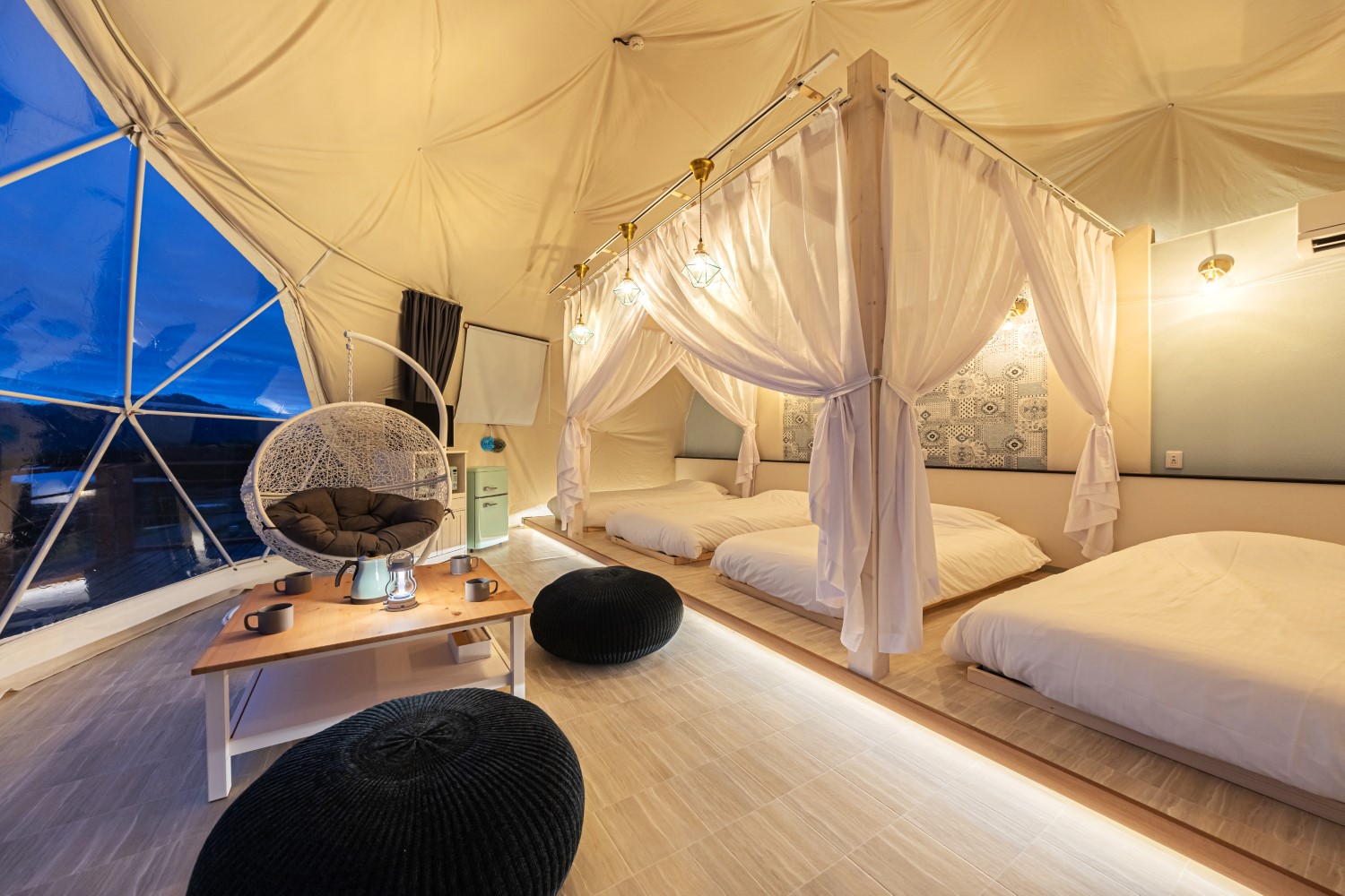 広々した51m<span class="em sup">2</span>、直径8mの大型ドームテントでゆったり過ごせるという