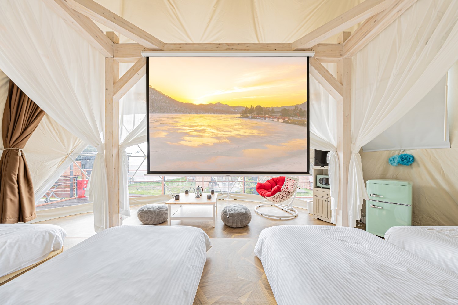 広々した51m<span class="em sup">2</span>、直径8mの大型ドームテントでゆったり過ごせるという