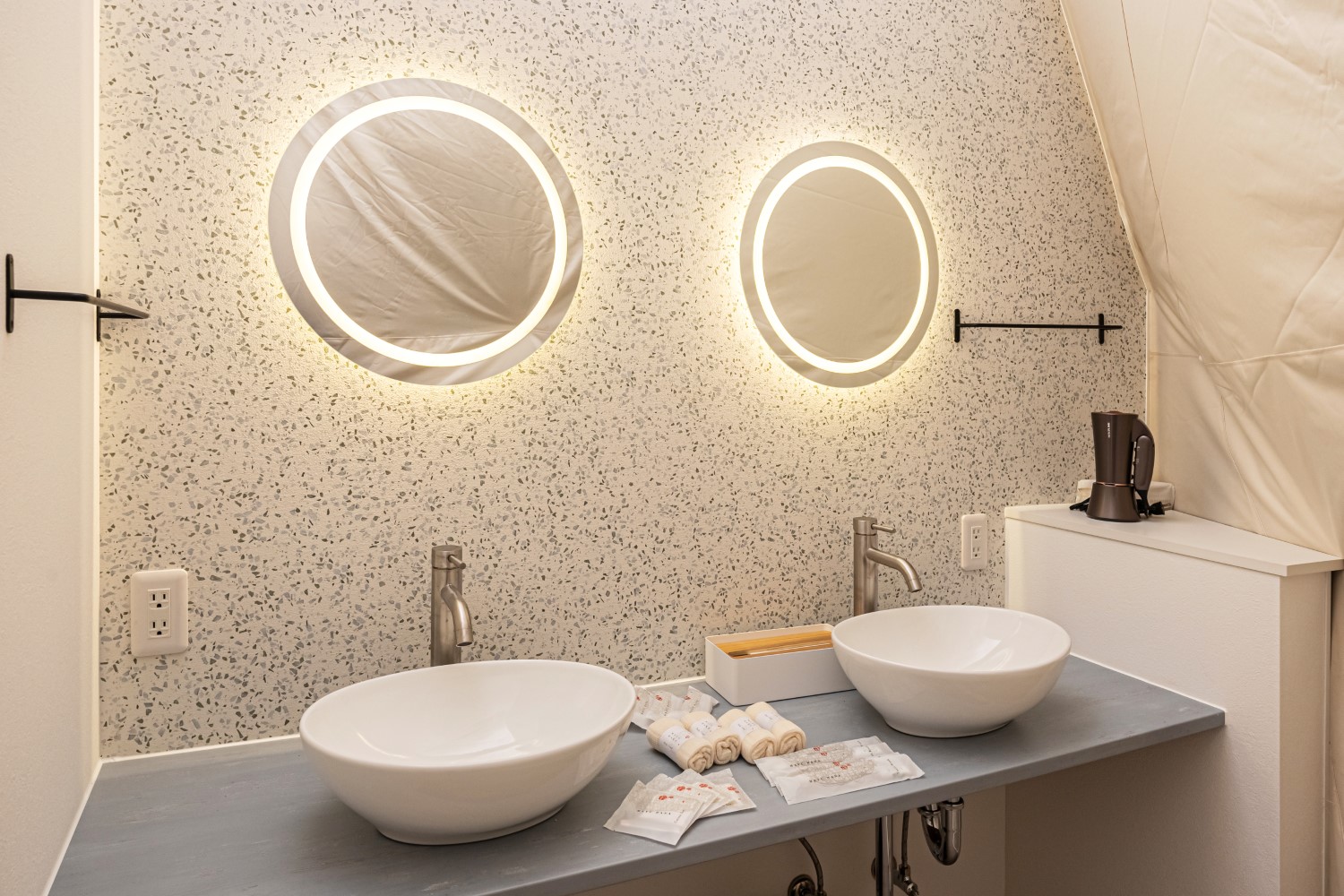 広々した51m<span class="em sup">2</span>、直径8mの大型ドームテントでゆったり過ごせるという