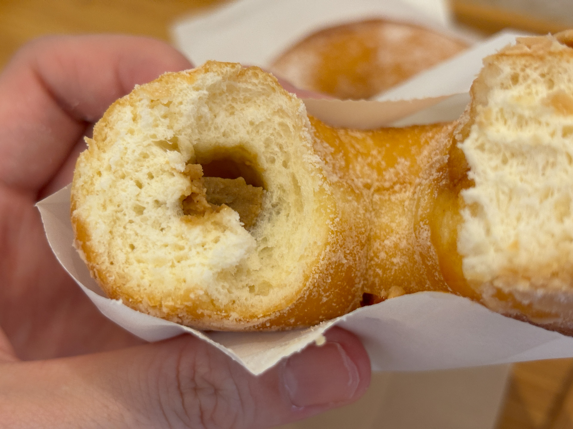 どちらのドーナツもなかにクリームが入っています、これがまた美味しい