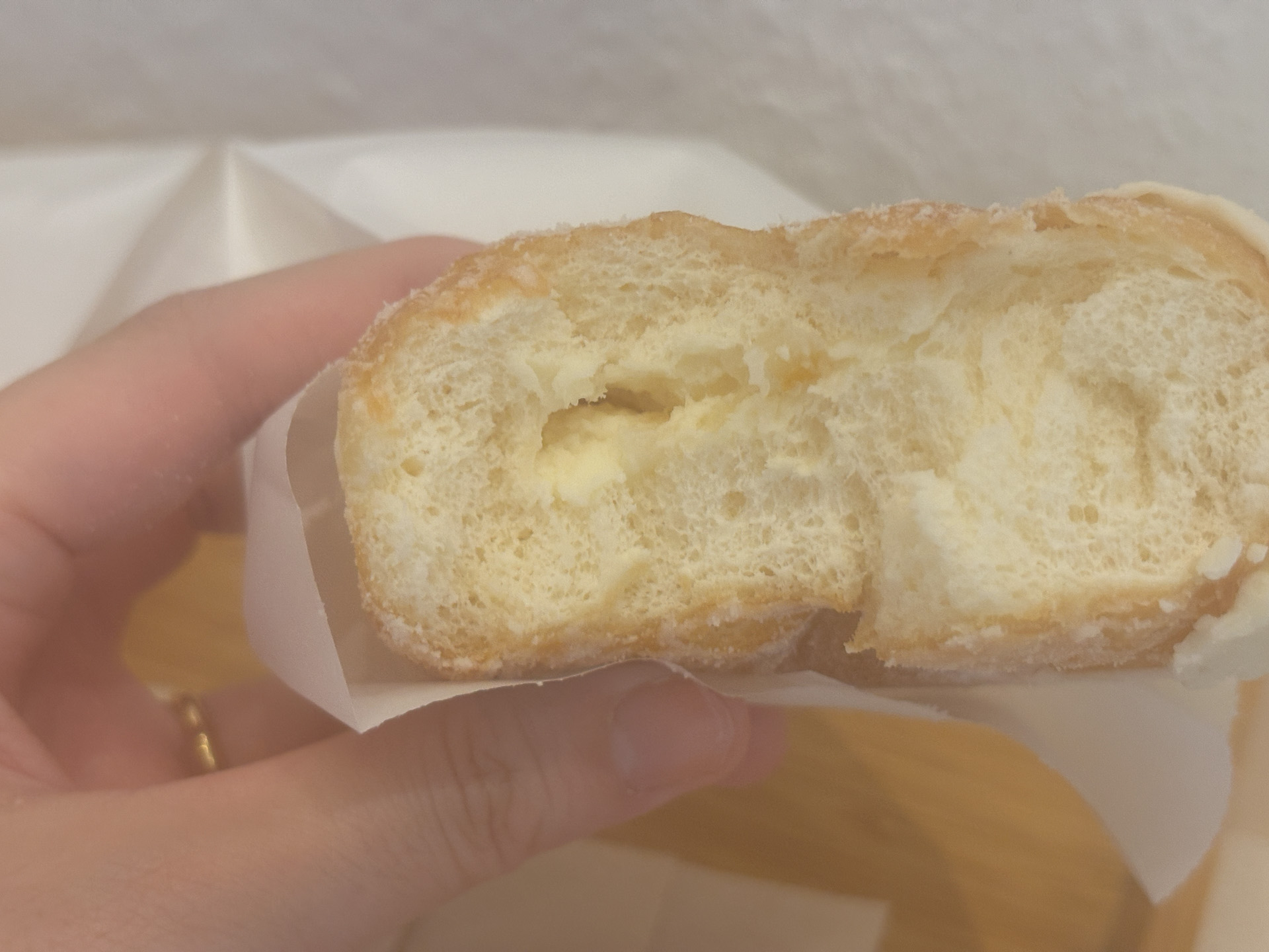 どちらのドーナツもなかにクリームが入っています、これがまた美味しい