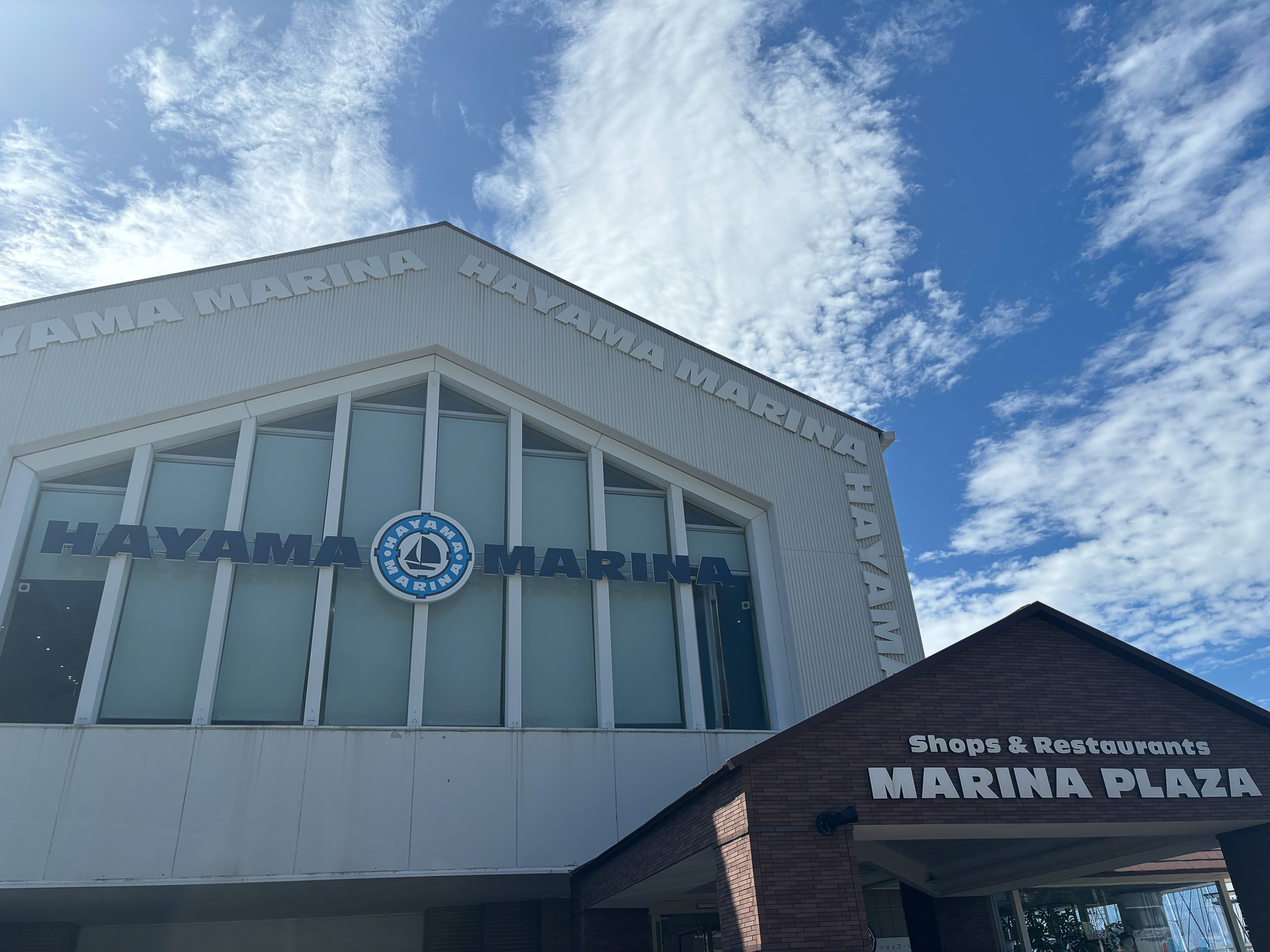 吹き抜けで自然光の入る作りで開放感バッチリ