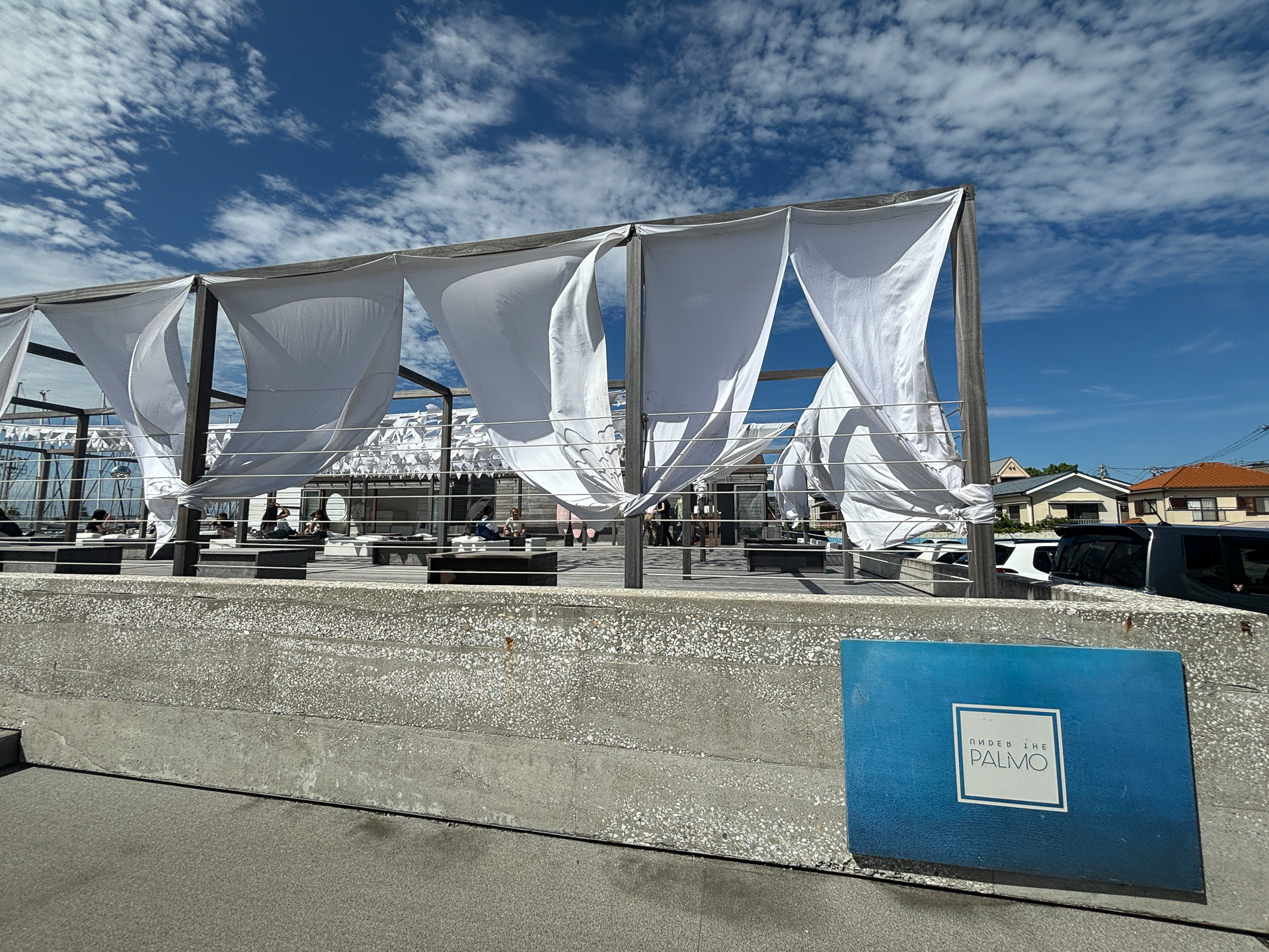 海を見ながらの飲食も楽しめます