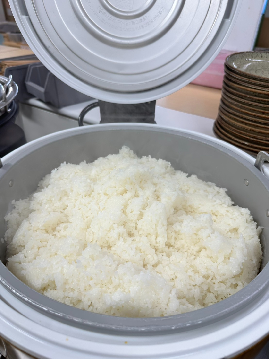 定食もしくは丼ぶりを注文すると、常総産コシヒカリのごはんが食べ放題に