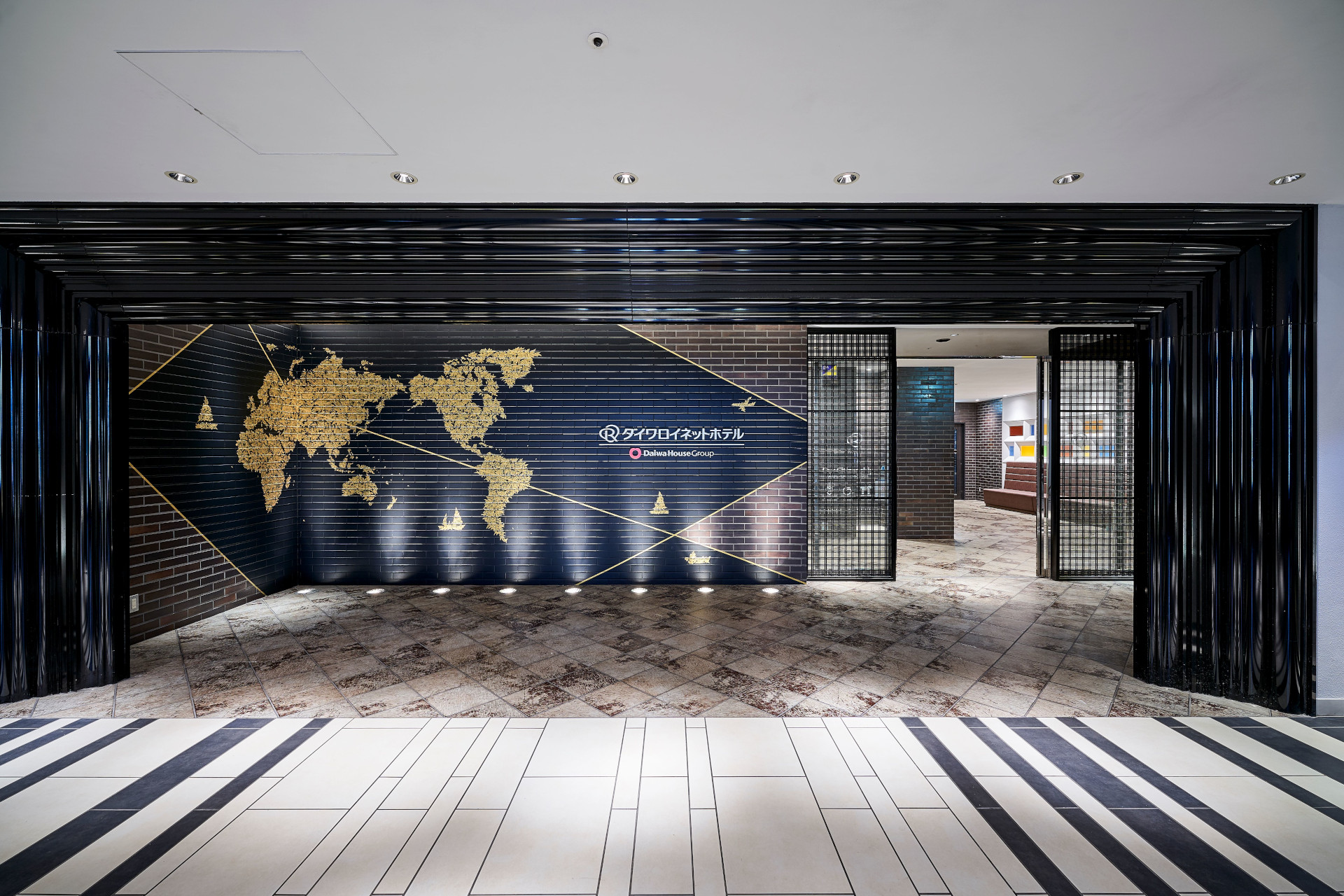 エントランス（アーティストの柏原晋平氏が手掛けたアート作品）