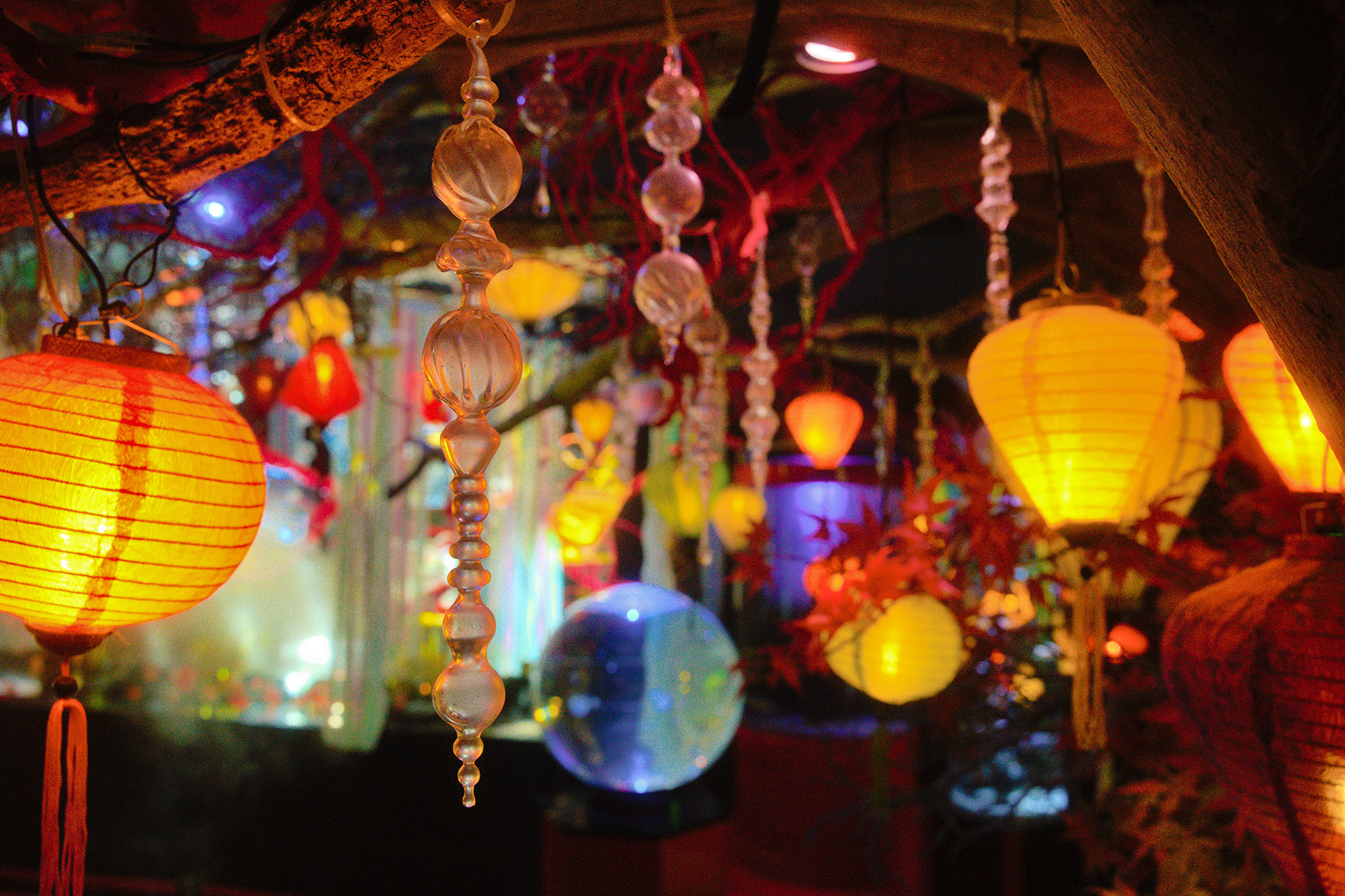 雨粒に見立てたガラスのオブジェクト