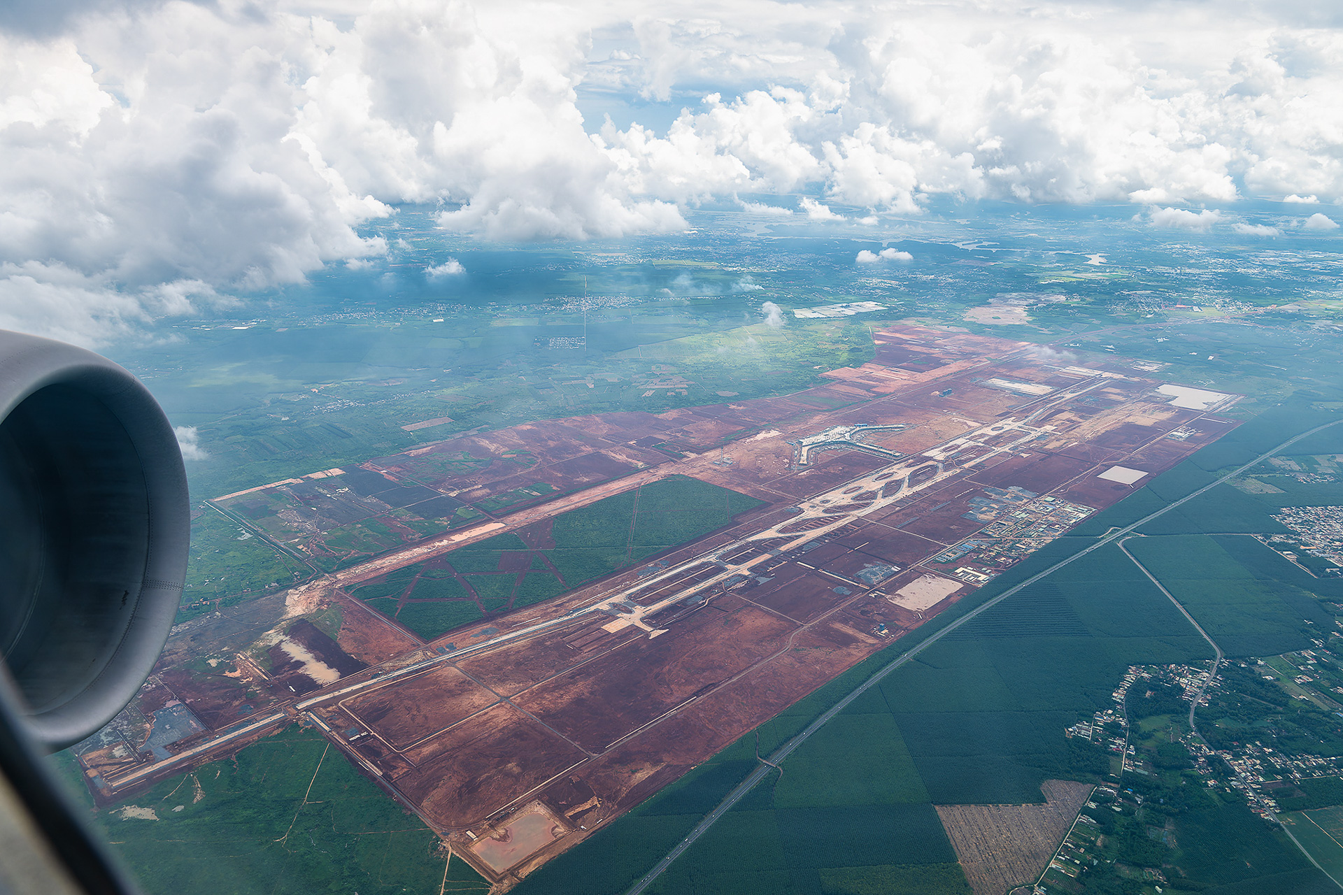 タンソンニャット国際空港へアプローチ中、建設中の新しい国際線の空港となるロンタイン国際空港をインサイト