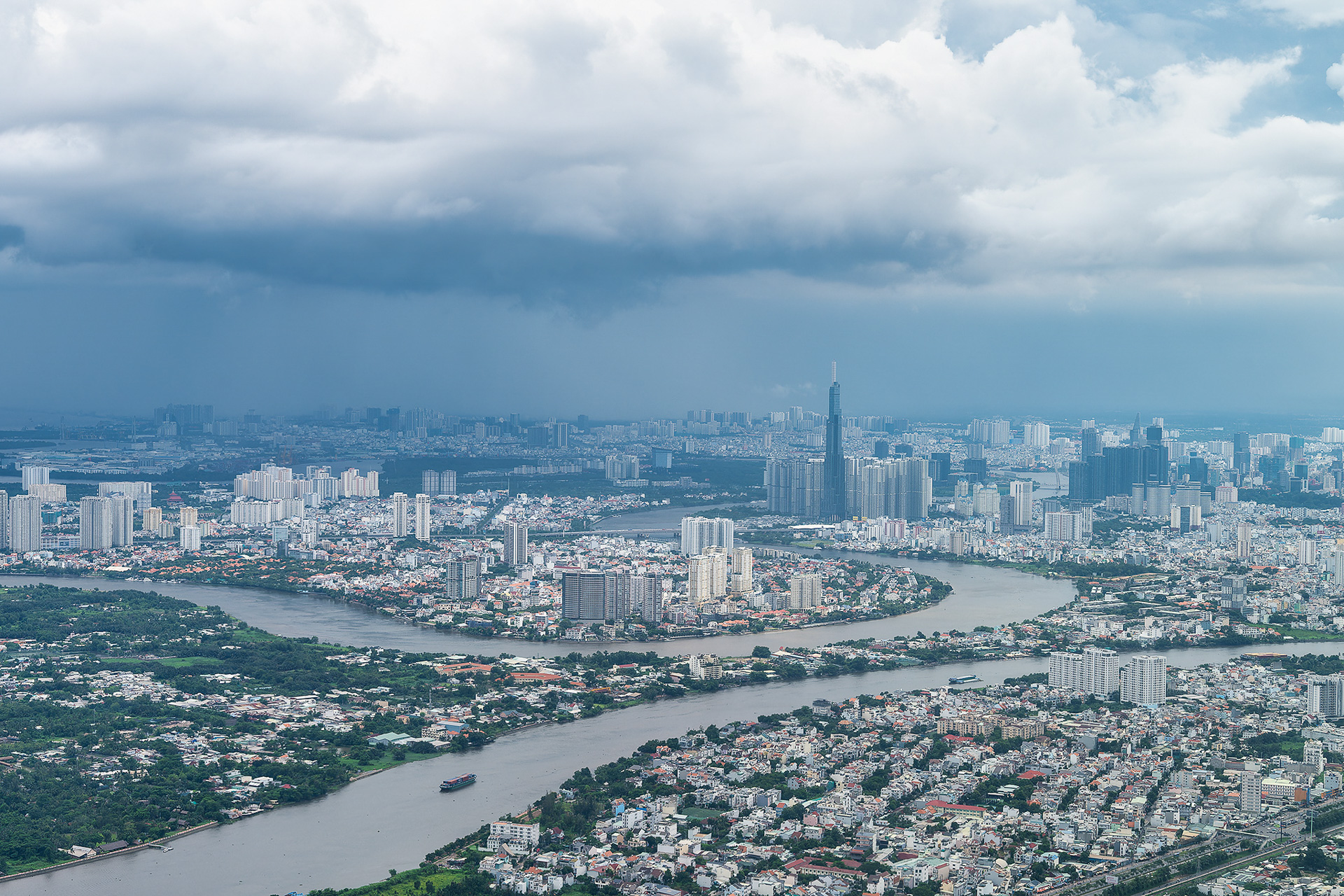 サイゴン川とホーチミンの街並みが見えてくるといよいよ着陸だ。タンソンニャット国際空港のIATAコードが「SGN」なのはホーチミン市の旧名がサイゴンだからだ