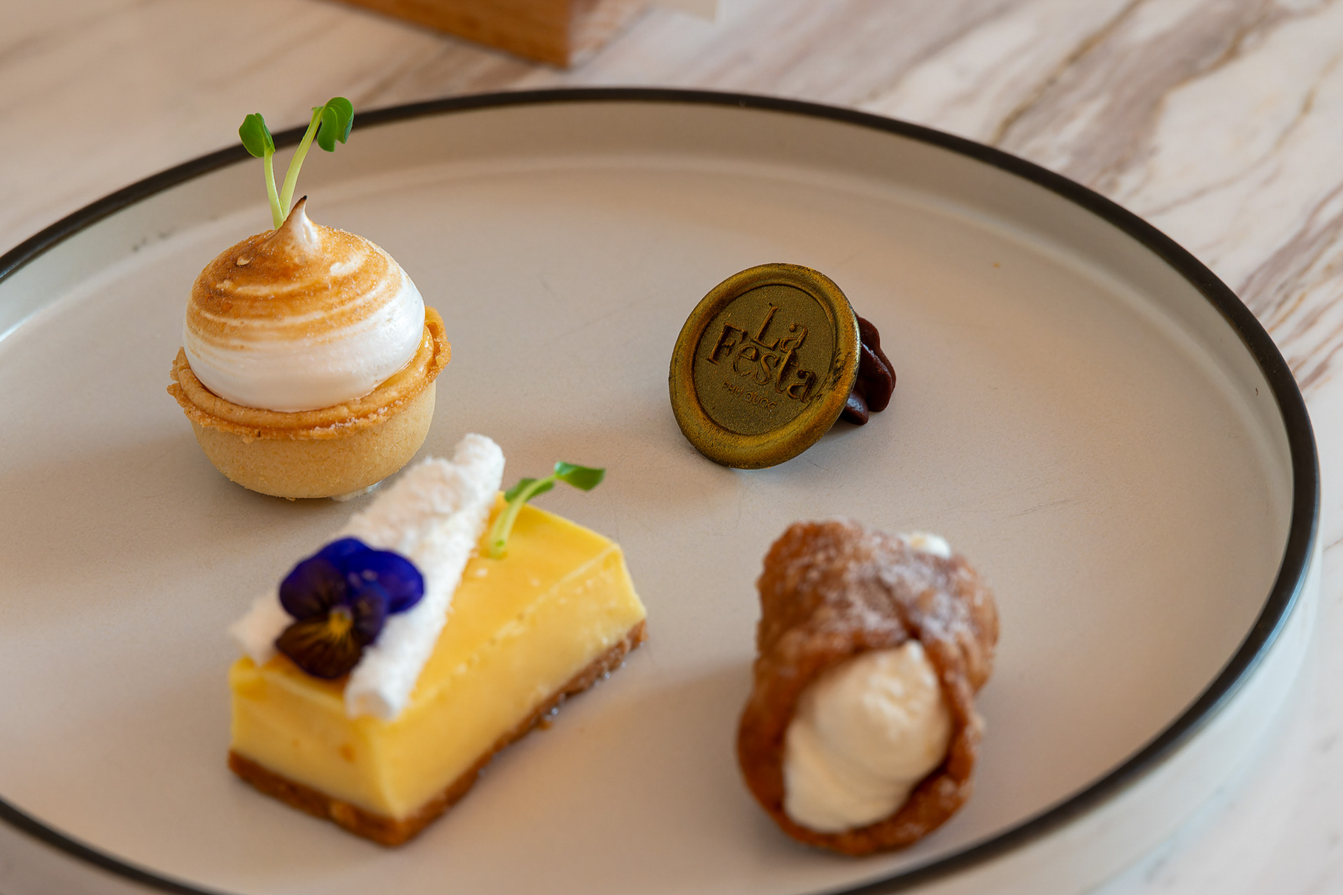 滞在中に利用できる帽子とバッグがある。ウェルカムのスイーツもうれしい