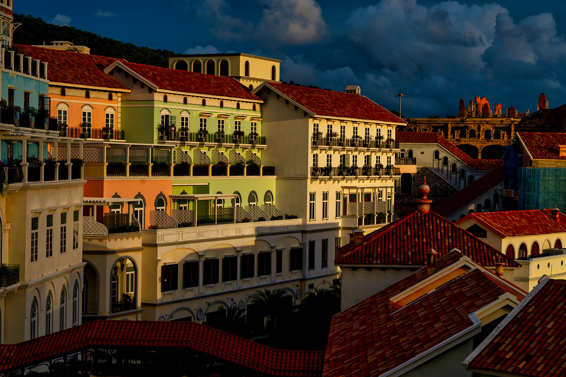 夕陽に照らされているカラフルな色の外観がすごくきれいだ
