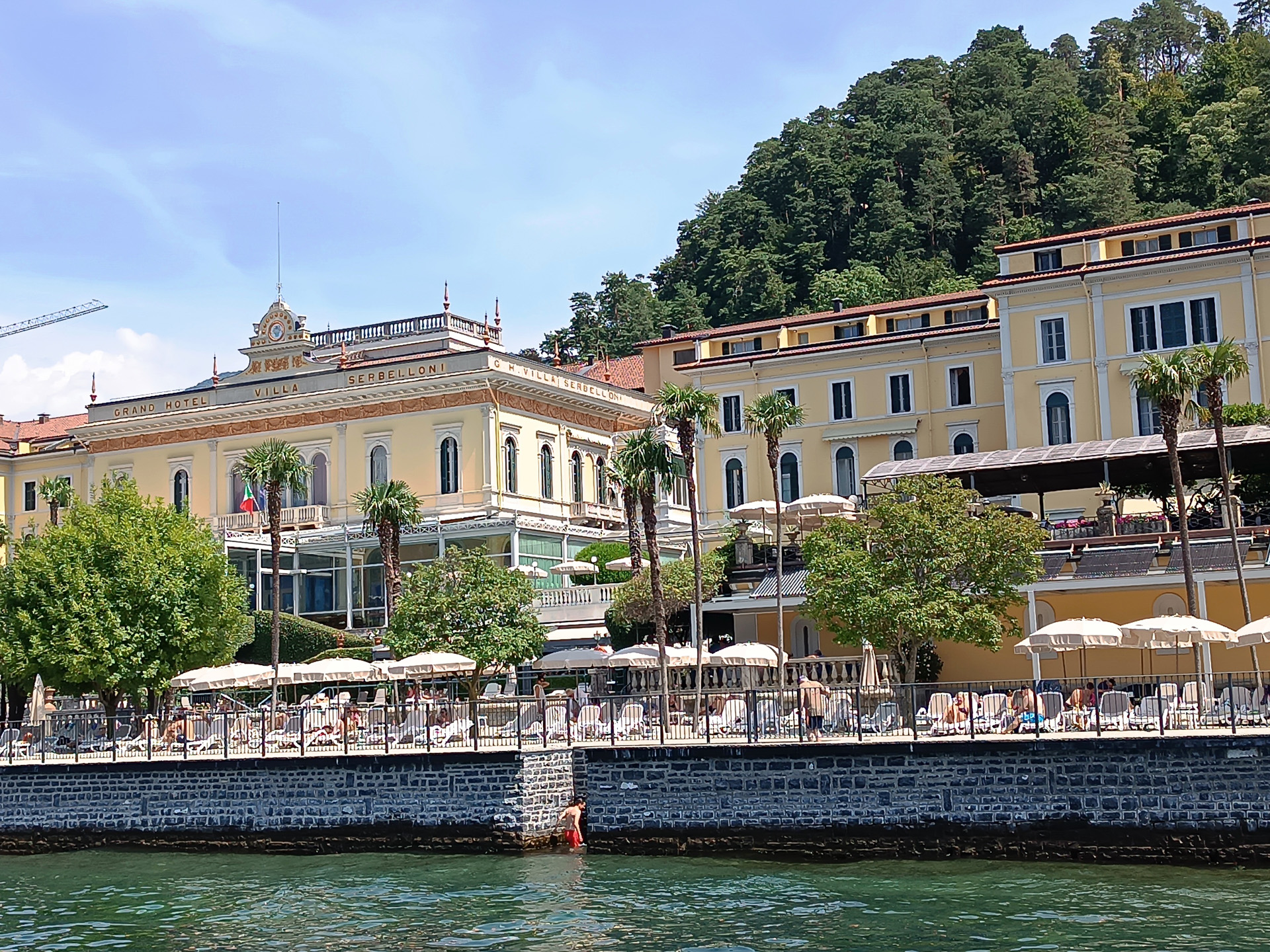 ベッラージョから船で離れるときに見えた、高級リゾートホテルをついパチリ