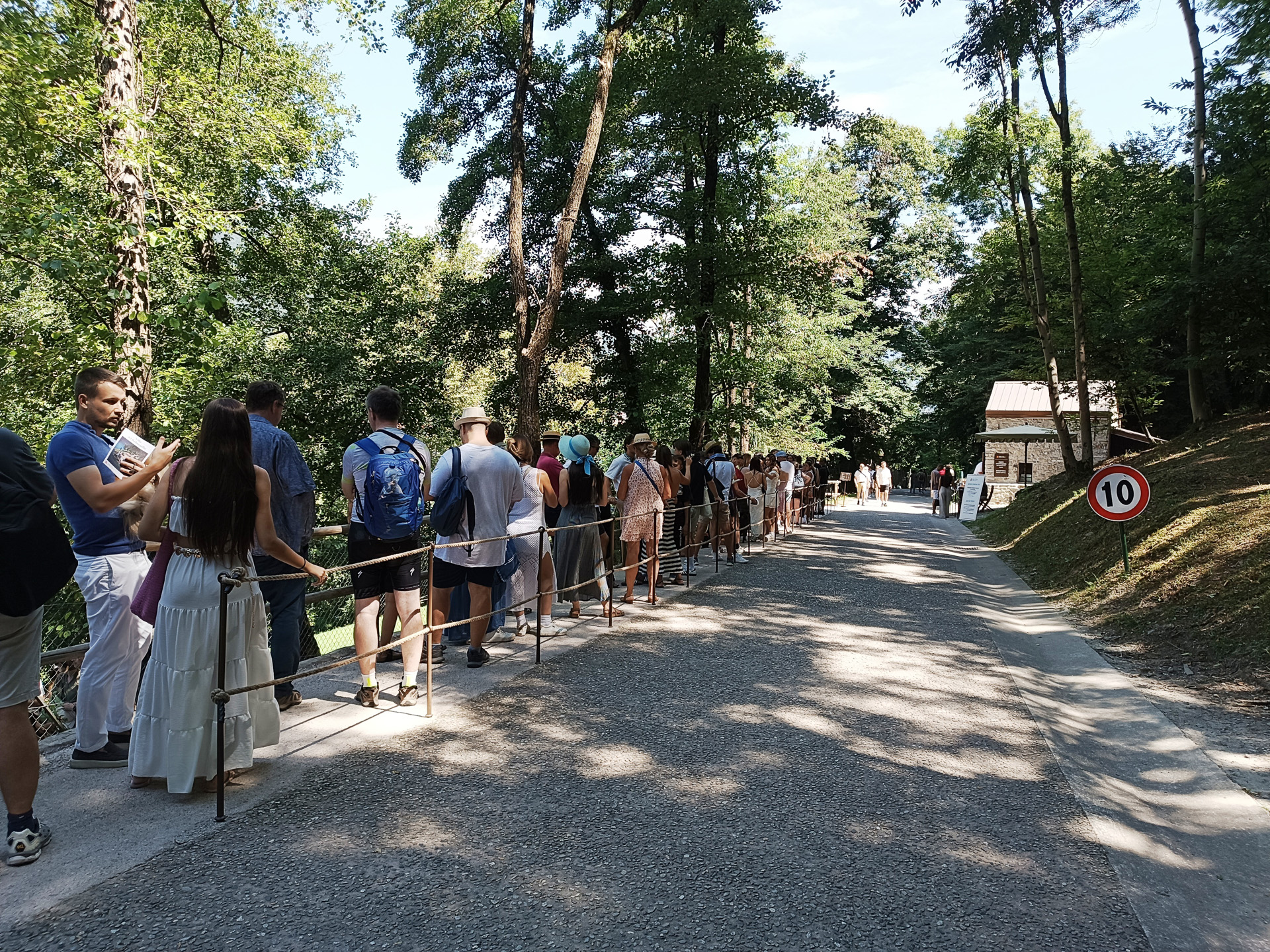 事前予約を取らずに来て、庭を見るだけのチケットを買うために並ぶ人びと