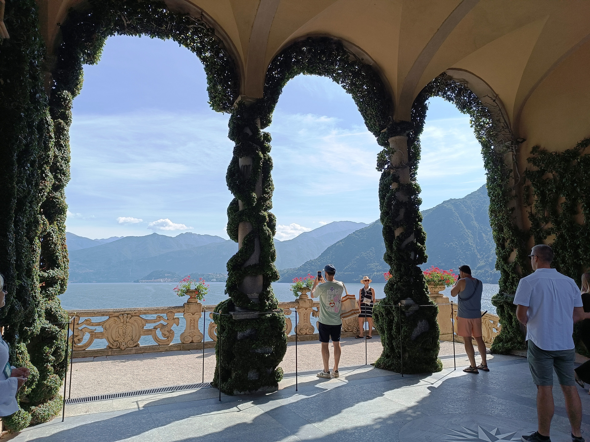 屋敷内のガイドツアー付プライベートクルーズもあるので、予算に余裕があればこちらもよさそう