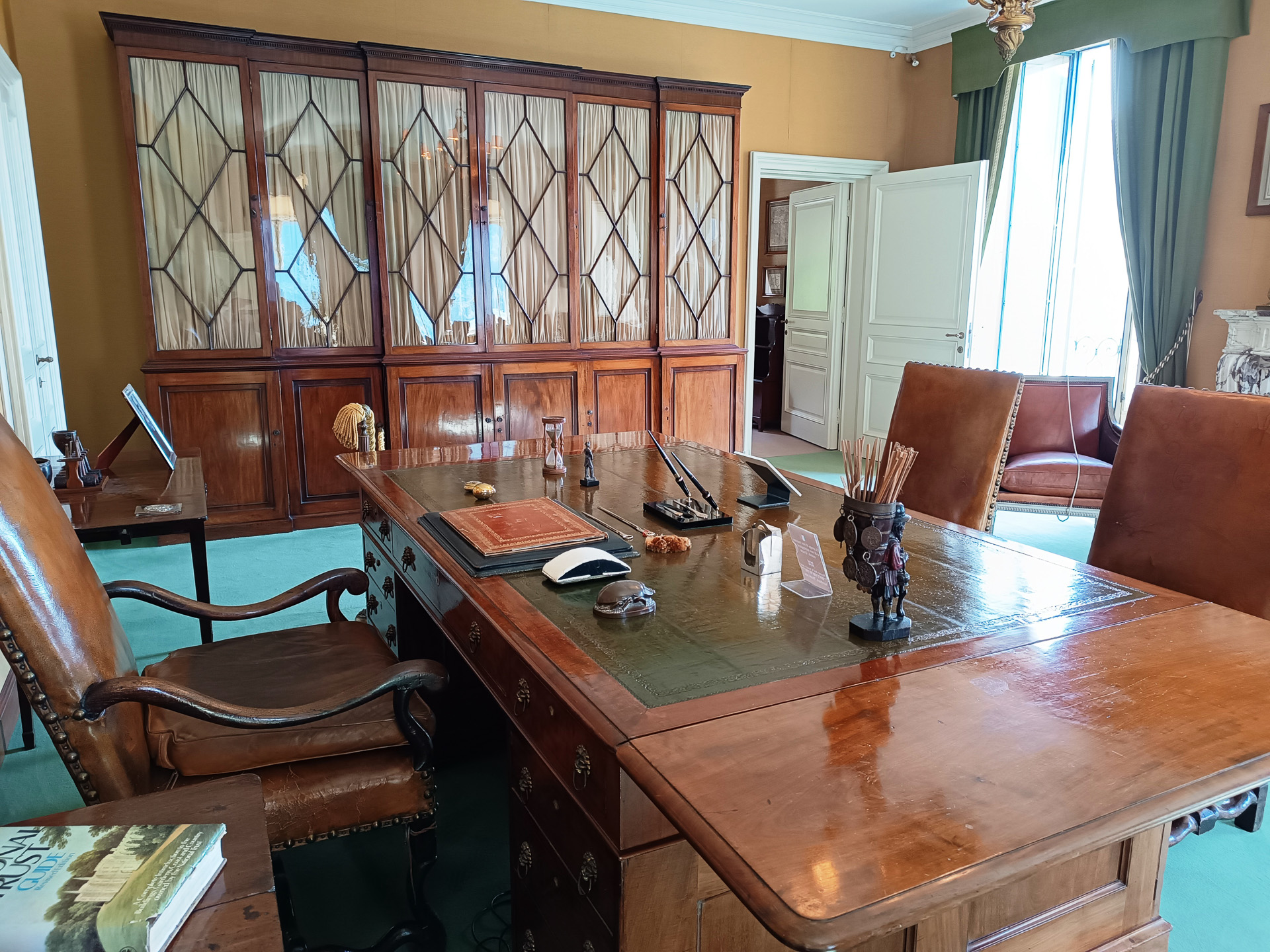 屋敷内のガイドツアー付プライベートクルーズもあるので、予算に余裕があればこちらもよさそう