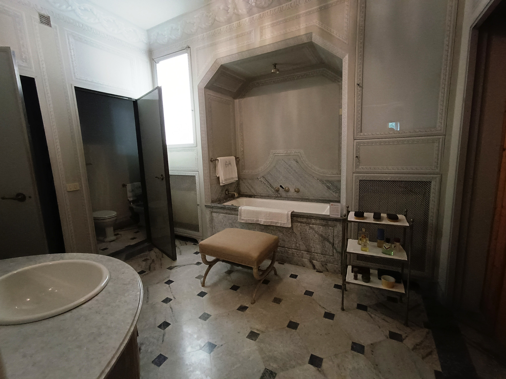 屋敷内のガイドツアー付プライベートクルーズもあるので、予算に余裕があればこちらもよさそう