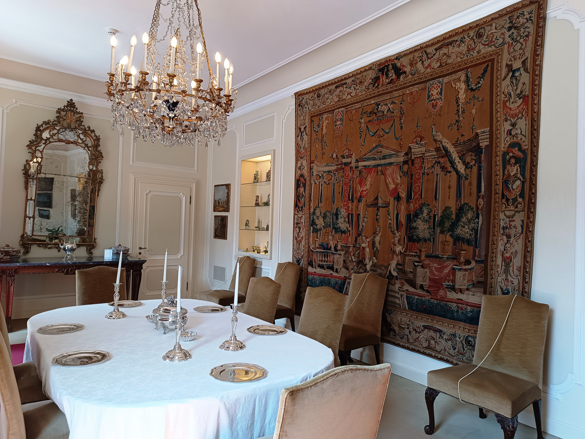 屋敷内のガイドツアー付プライベートクルーズもあるので、予算に余裕があればこちらもよさそう