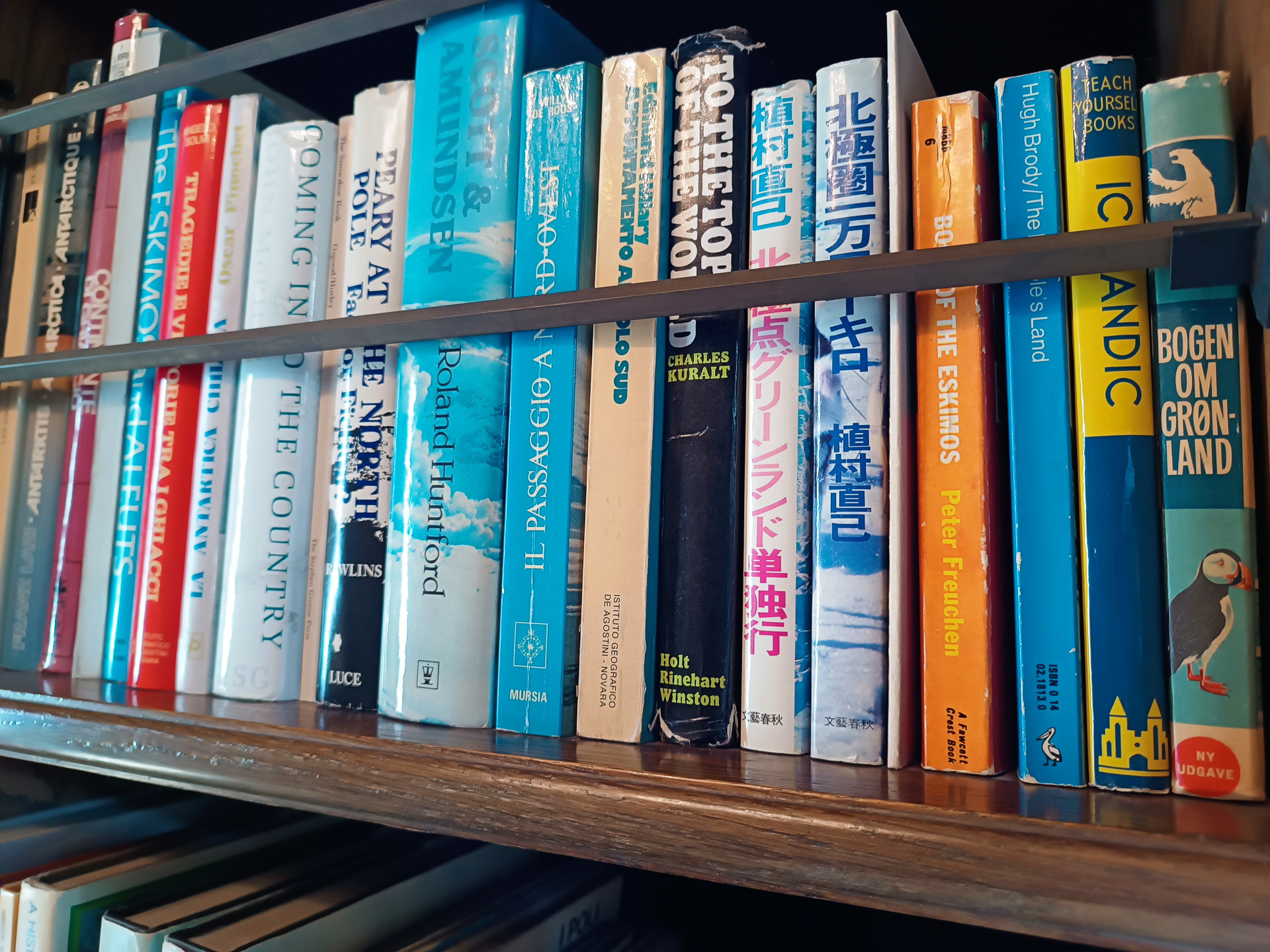 図書室には、世界的な冒険家の上村直己の著書も