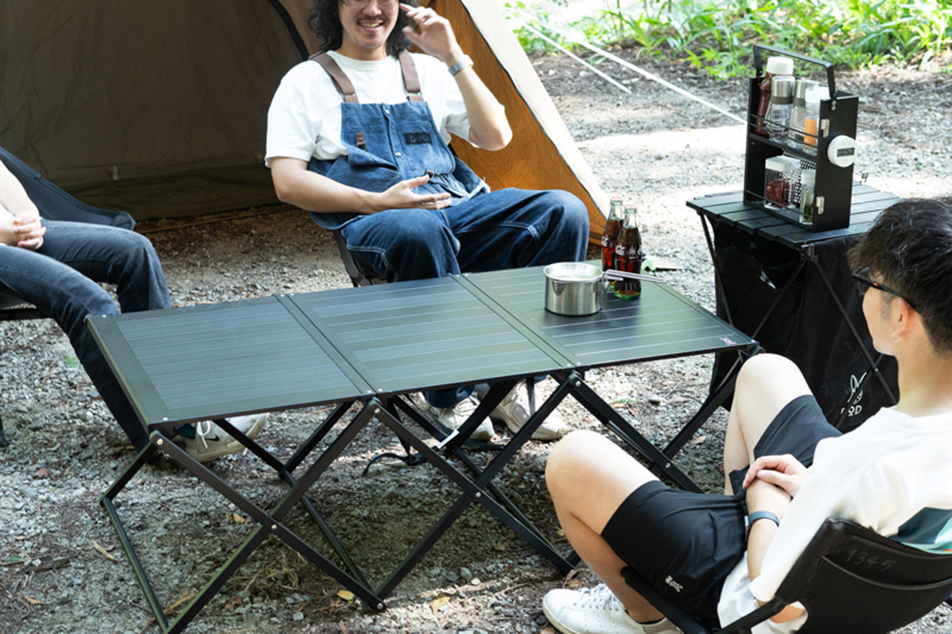 ファミリーキャンプのメインテーブルとして使えるサイズ