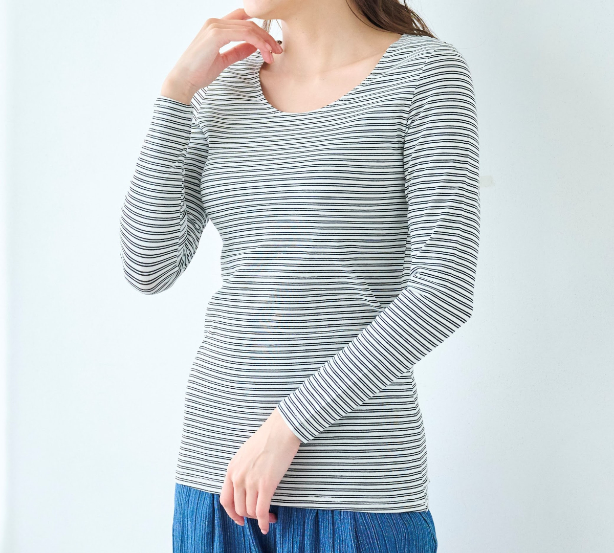 「綿混あったかインナー・クルーネック長袖レディース」の新作オフホワイト系ボーダーとブラック系ボーダー